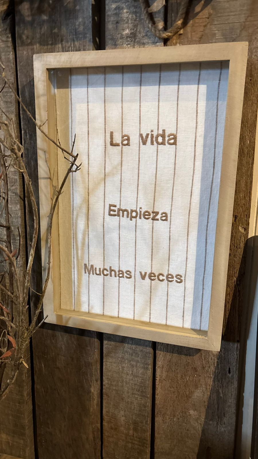 Cuadro Bordado La Vida Empieza — Pino Clear Teñido Rústico Marco Gris Beige Envejecido 48x34