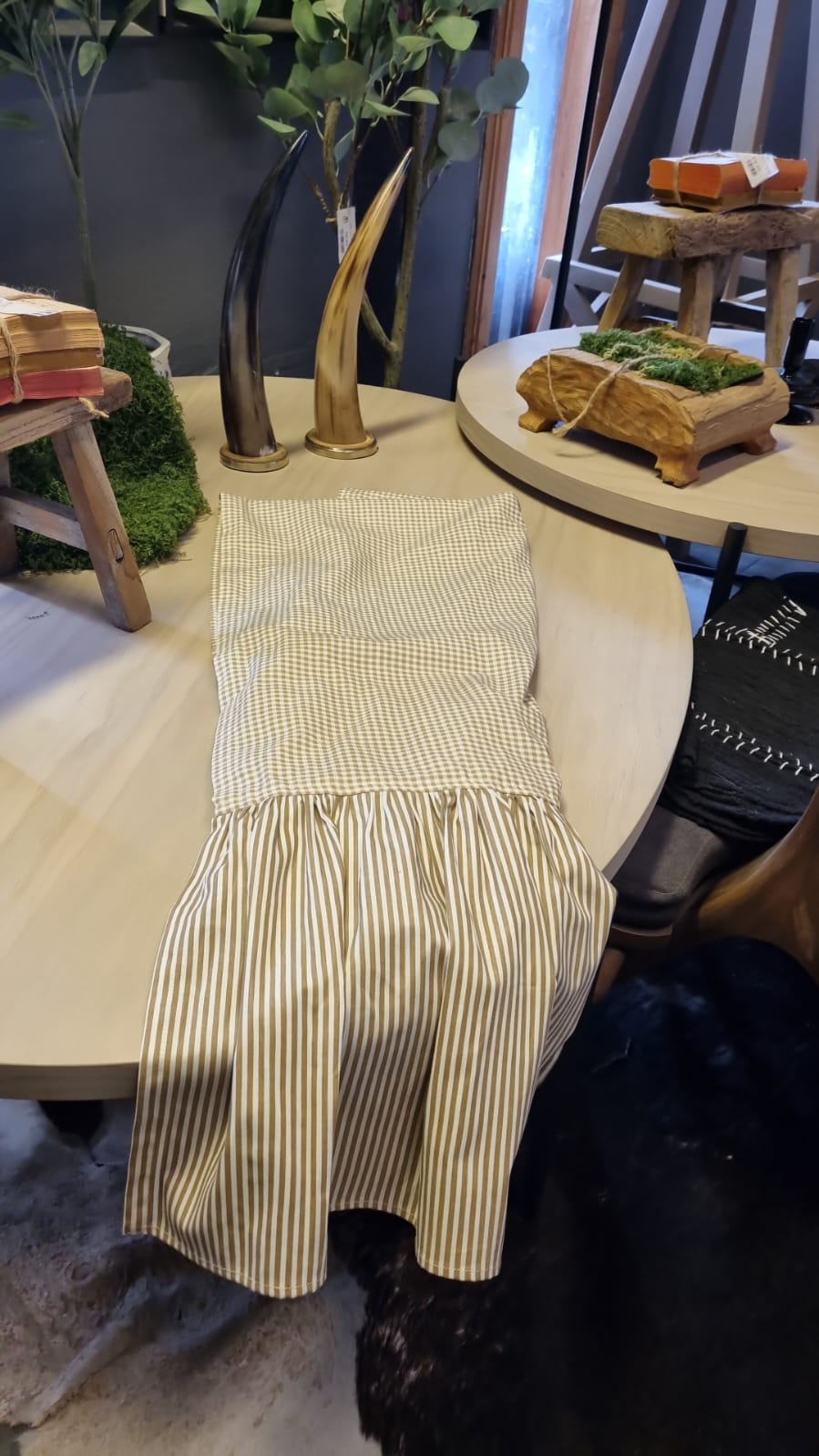 Camino de Mesa Cuadrillé — Con Vuelos Beige y Café 150x55