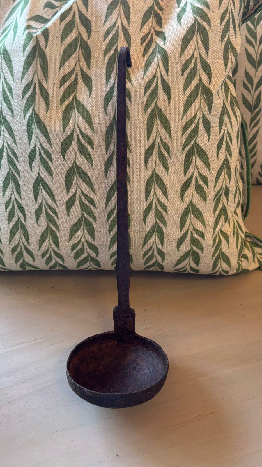 Cucharón Antiguo de Madera — Latón Oxidado Envejecido Tamaño Chico 31x9