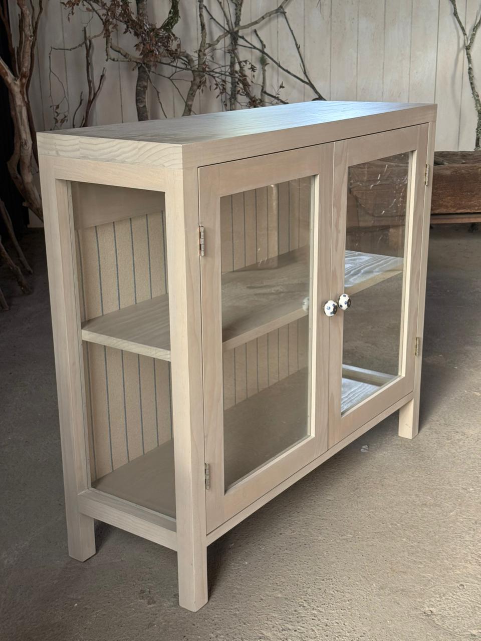 Vitrina con Fondo de Tela — Pino Clear y Lino Teñido Rústico 100x35x90