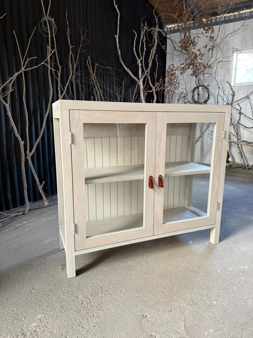 Vitrina con Fondo de Tela — Pino Clear y Lino Teñido Rústico 100x35x90