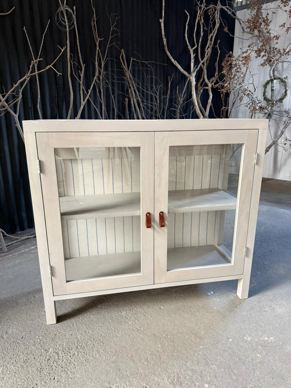 Vitrina con Fondo de Tela - Pino Clear y Lino Teñido Rústico 100x35x90