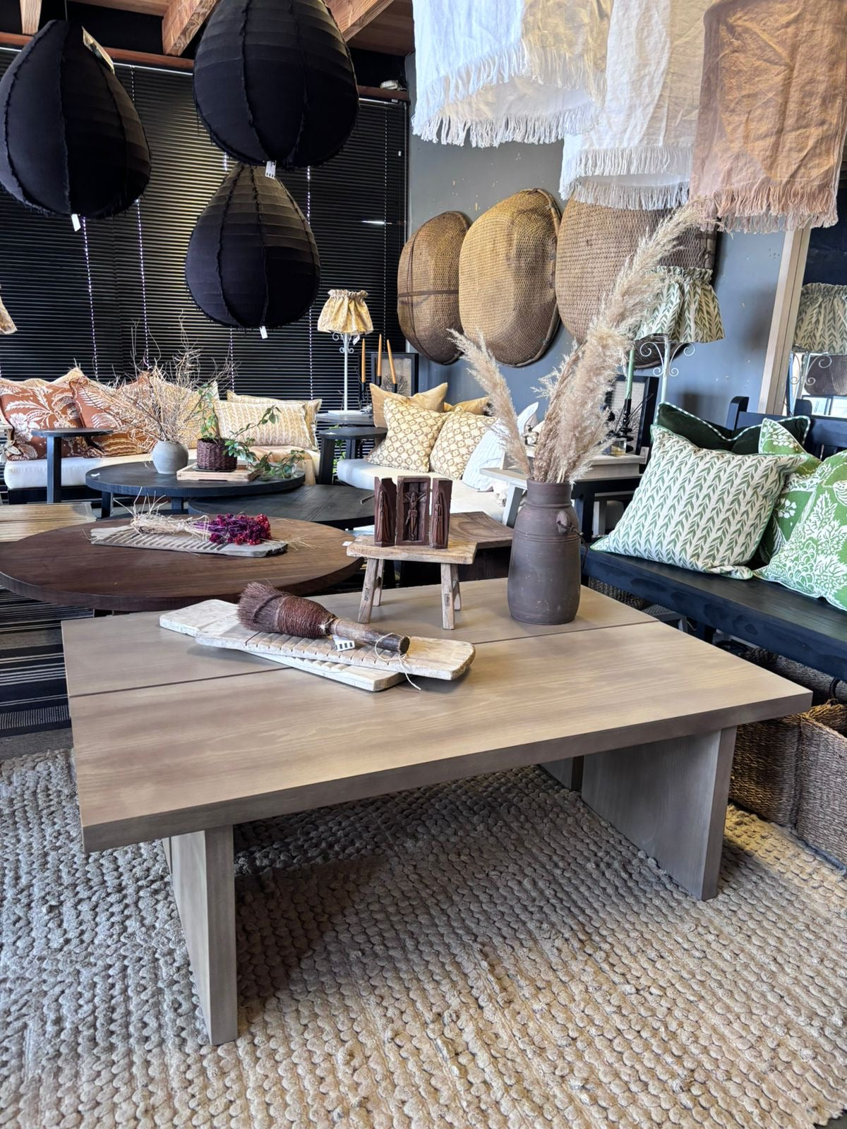 Mesa de Centro Base Tablero — Pino Clear Teñido Rústico Oscuro Pulida Gris Beige 130x45x42