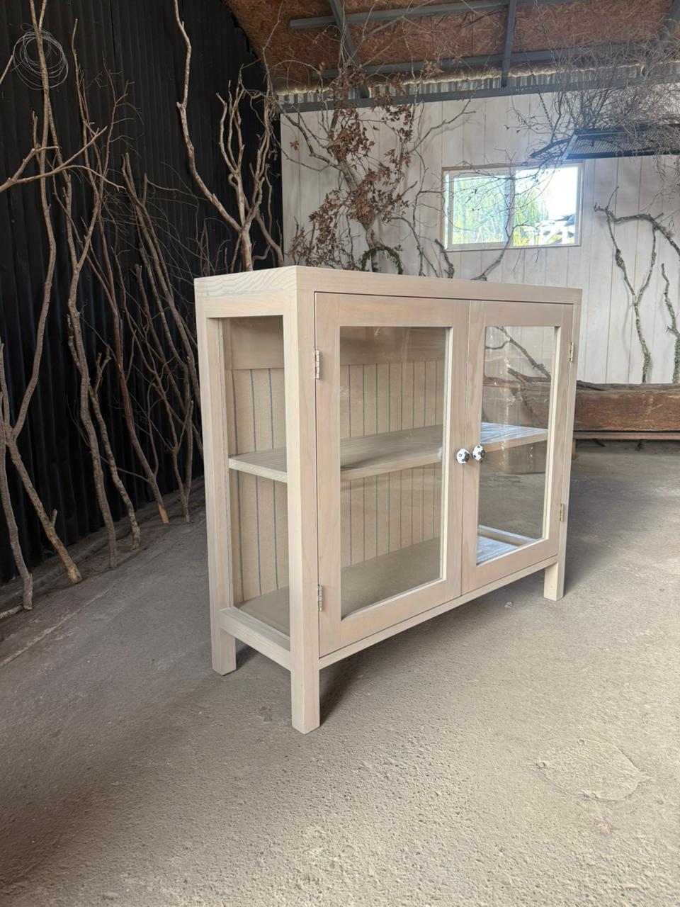 Vitrina con Fondo de Tela — Pino Clear y Lino Teñido Rústico 100x35x90