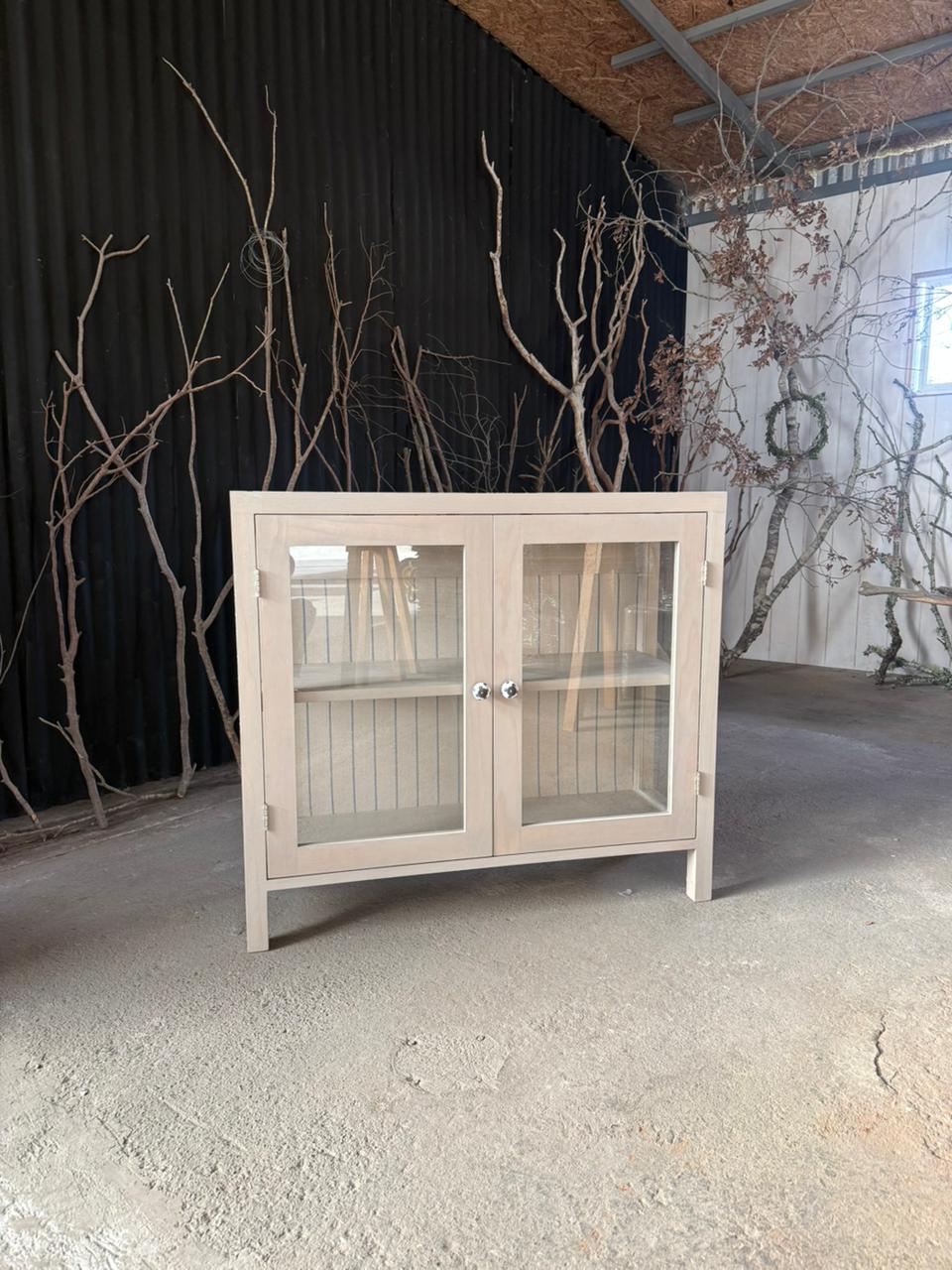 Vitrina con Fondo de Tela — Pino Clear y Lino Teñido Rústico 100x35x90