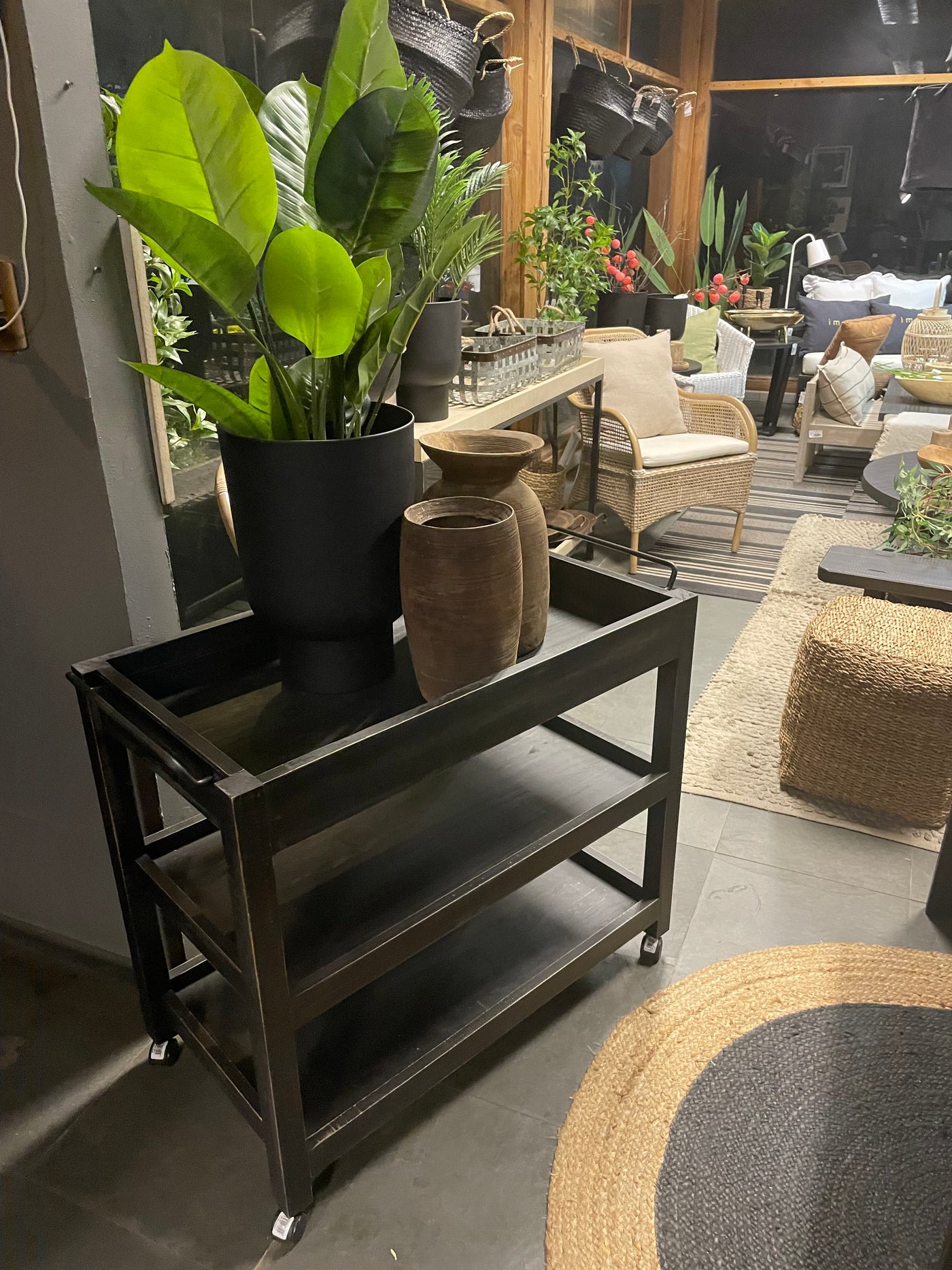 Carro Bar — Pino Clear Aserrado Pátina Negra Tamaño Grande 85x45x75