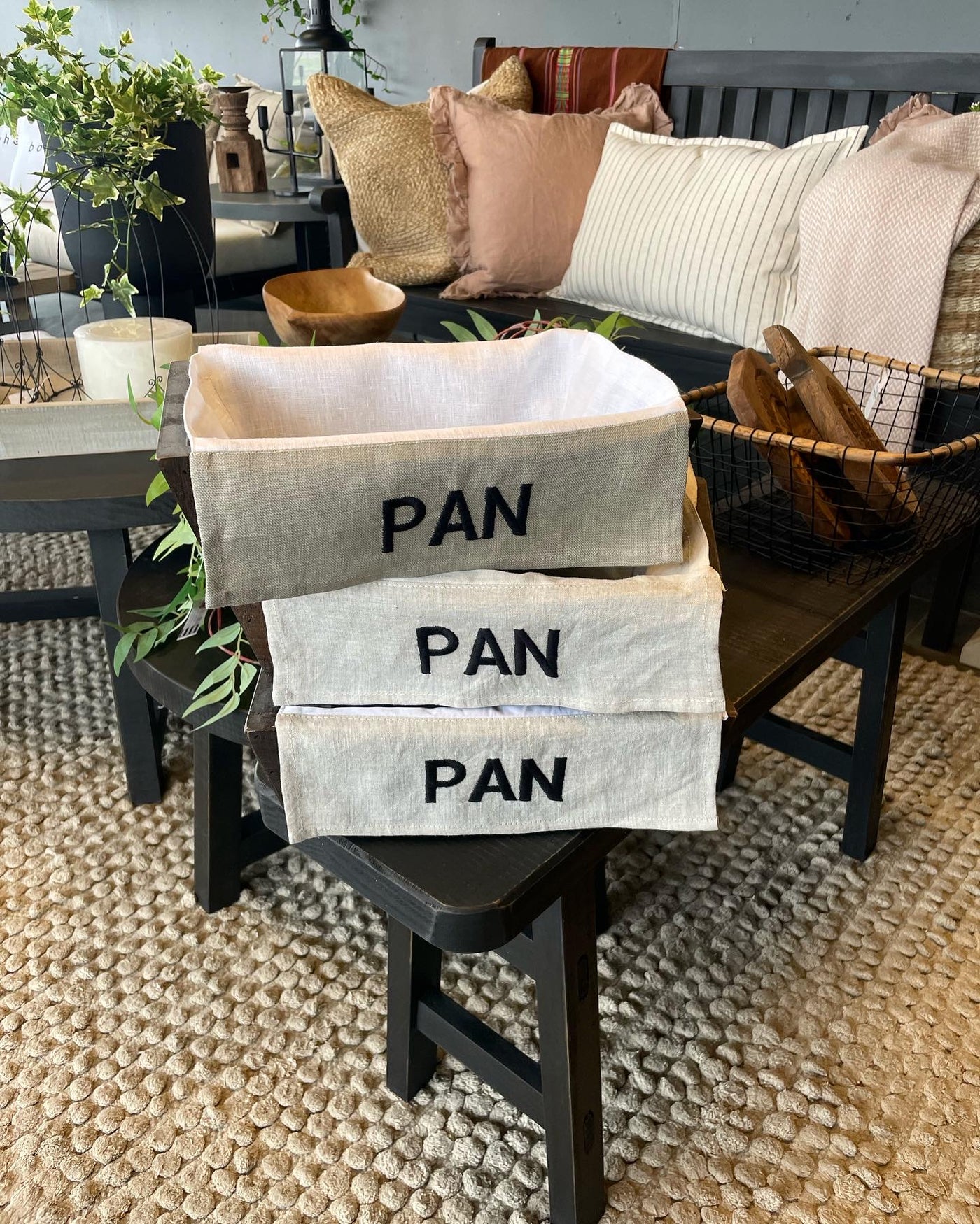 Panera — Con Funda de Lino Negro 30x20x8