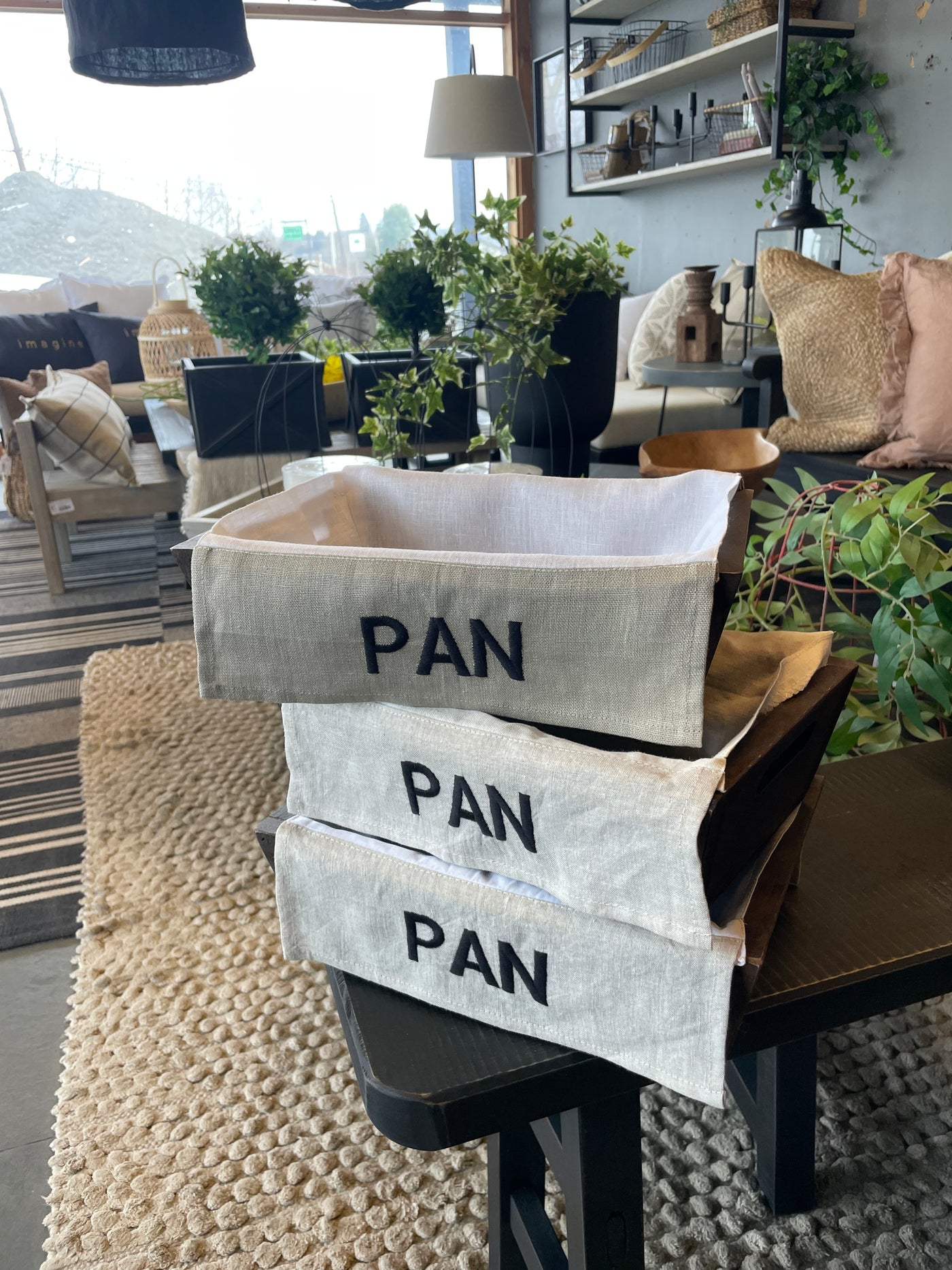 Panera — Con Funda de Lino Negro 30x20x8