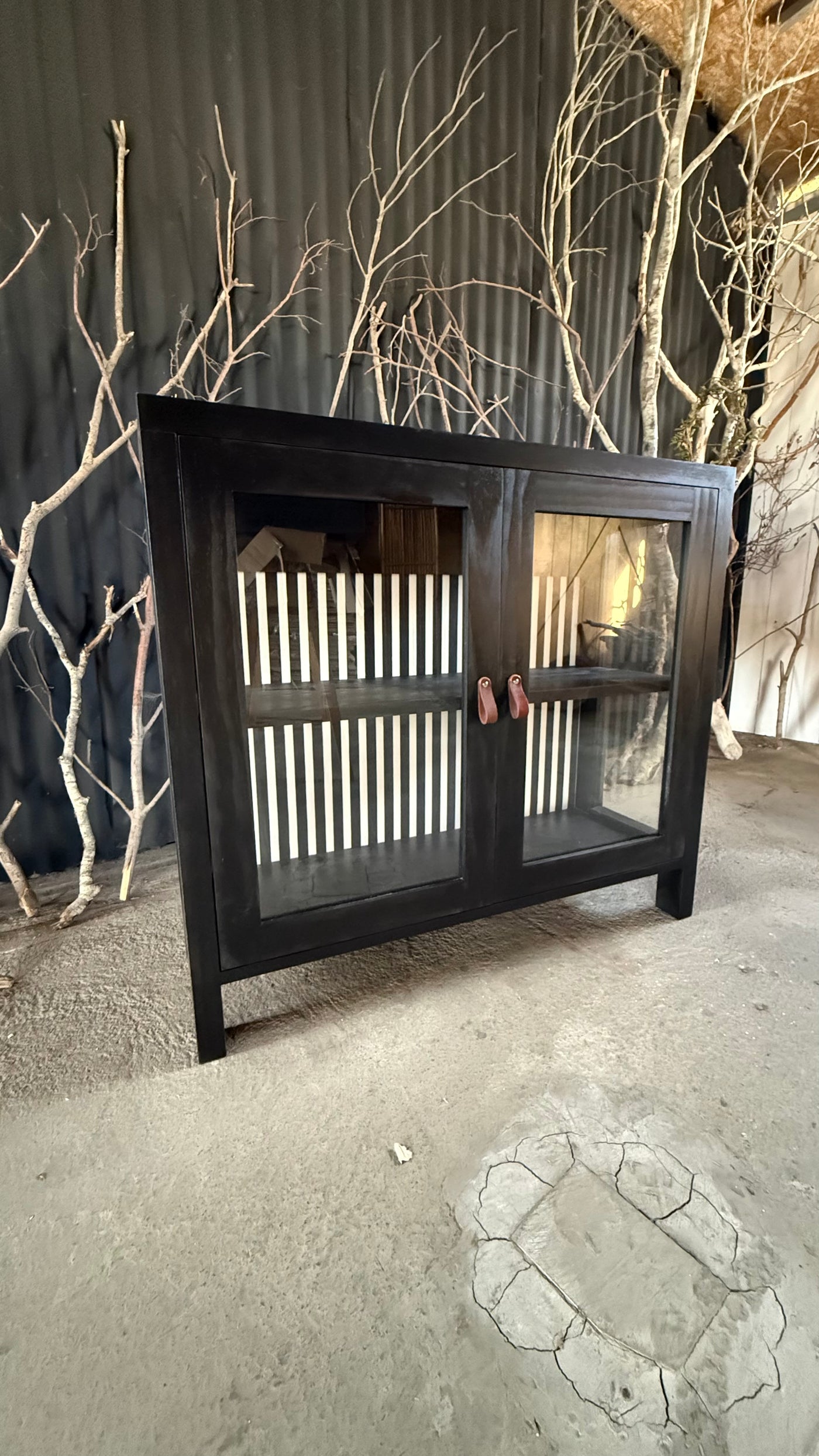 Vitrina con Fondo de Lino — Pino Clear Pulido Pátina Negra 100x35x90