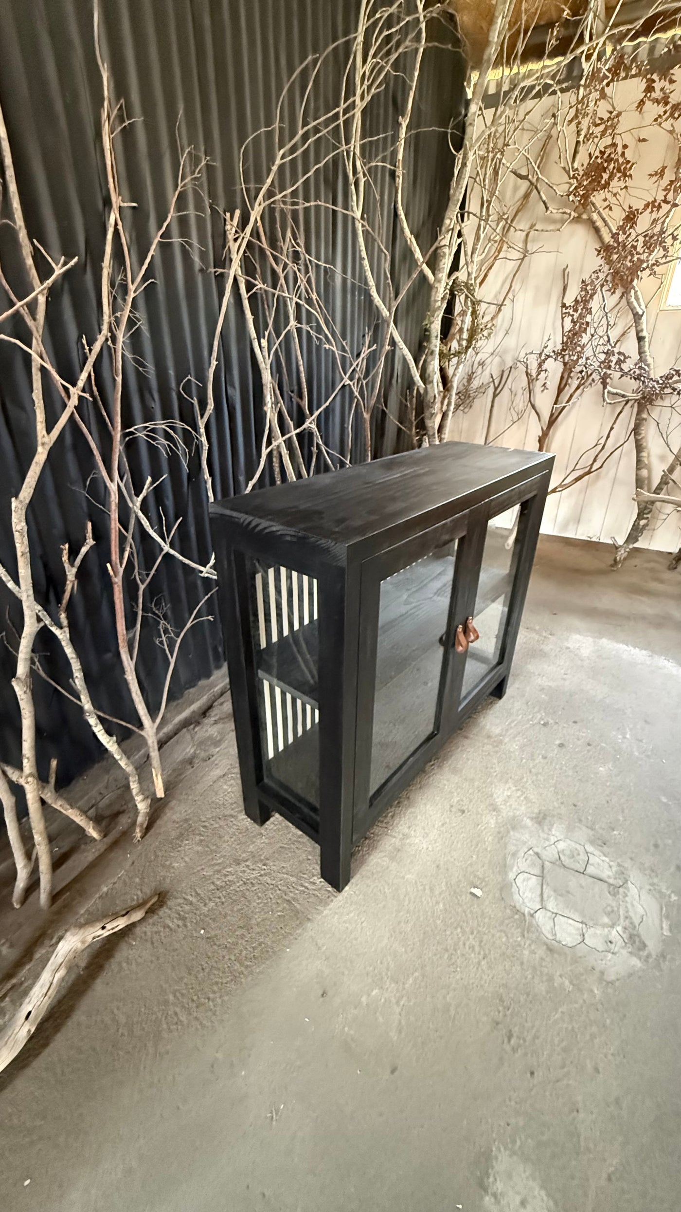 Vitrina con Fondo de Lino — Pino Clear Pulido Pátina Negra 100x35x90