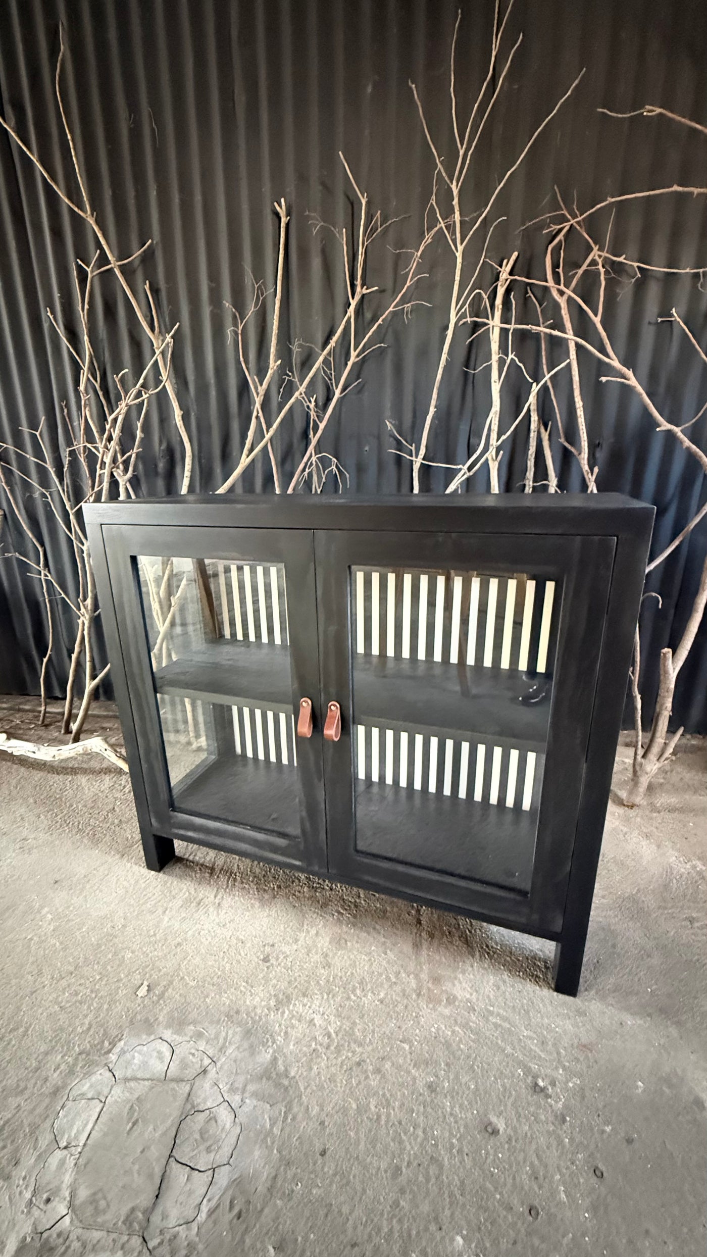 Vitrina con Fondo de Lino — Pino Clear Pulido Pátina Negra 100x35x90