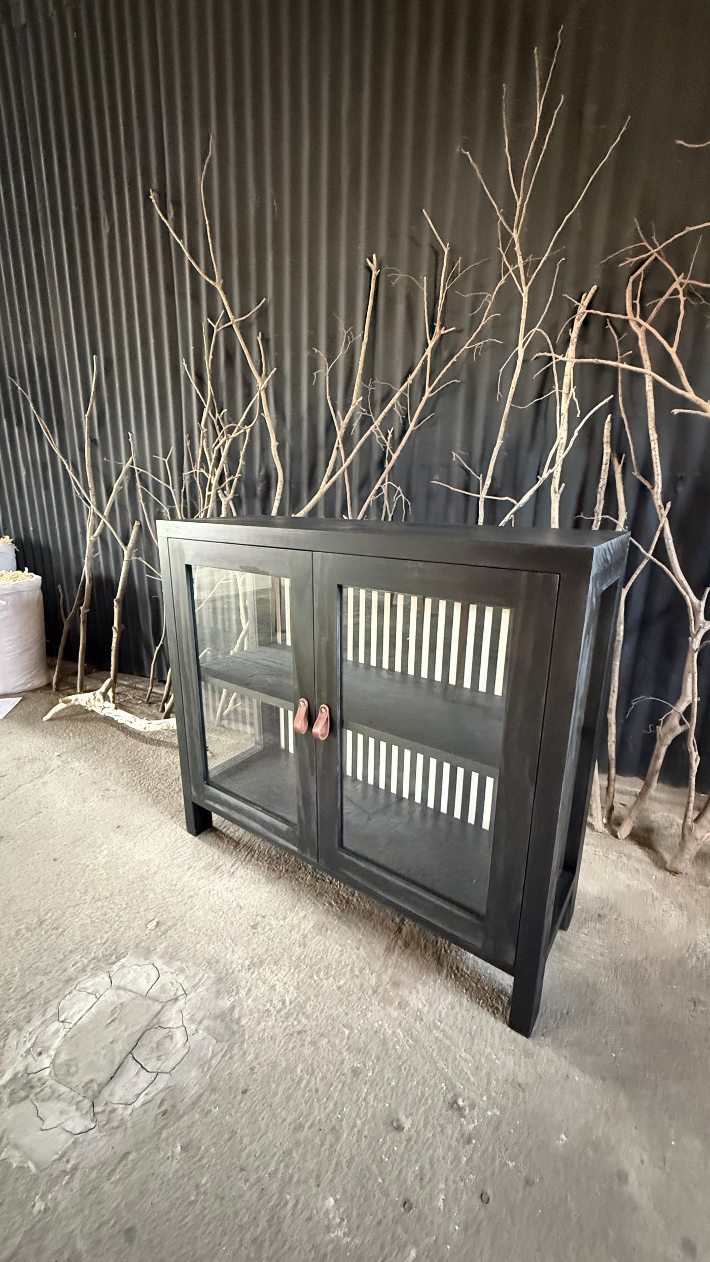 Vitrina con Fondo de Tela — Pino Clear Pulido Pátina Negra 100x35x90
