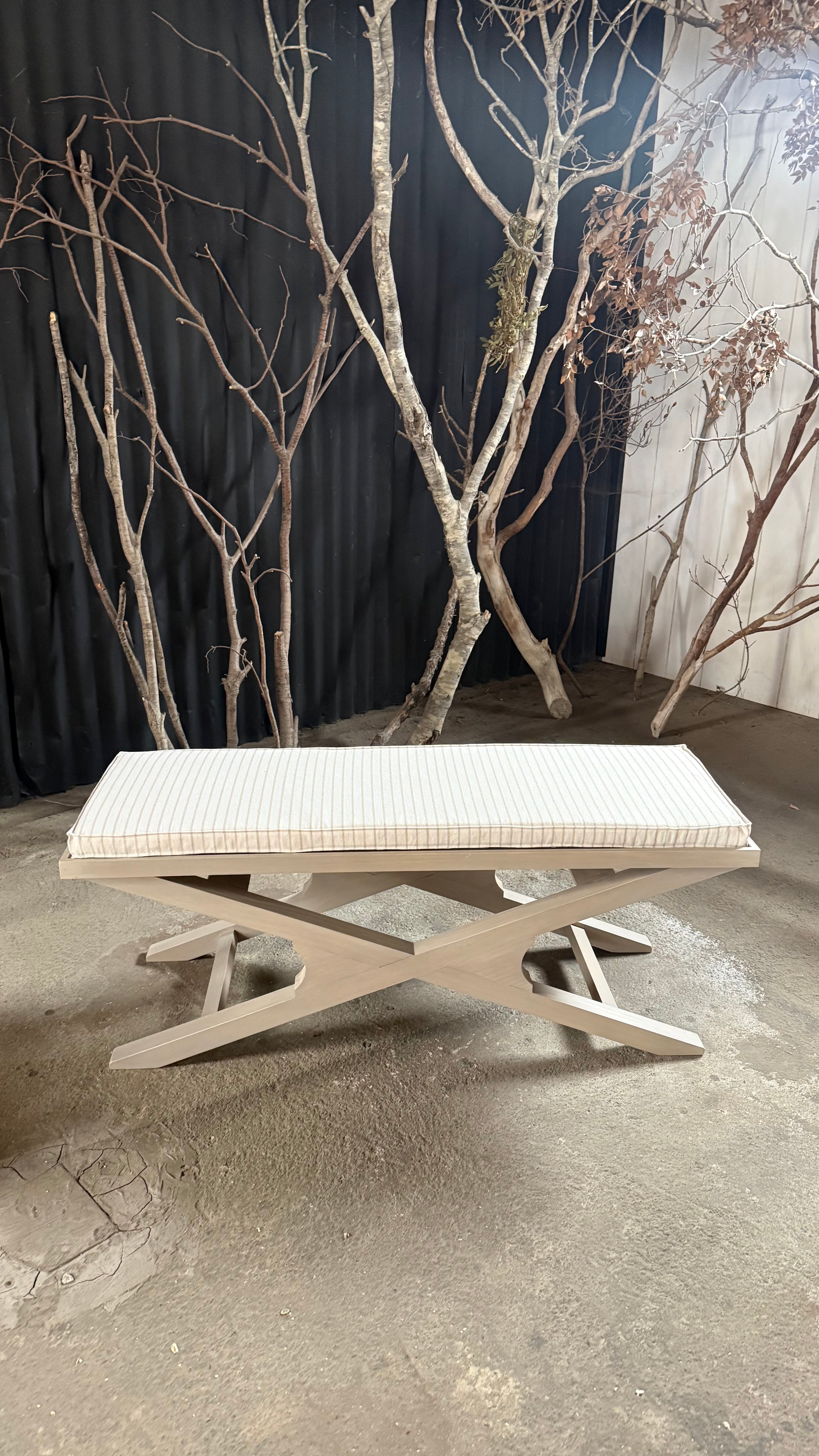 Banqueta Cojín Largo - Color Blanco con Líneas Beige Pino Clear Pulido Teñido Rústico Claro 110x38x45