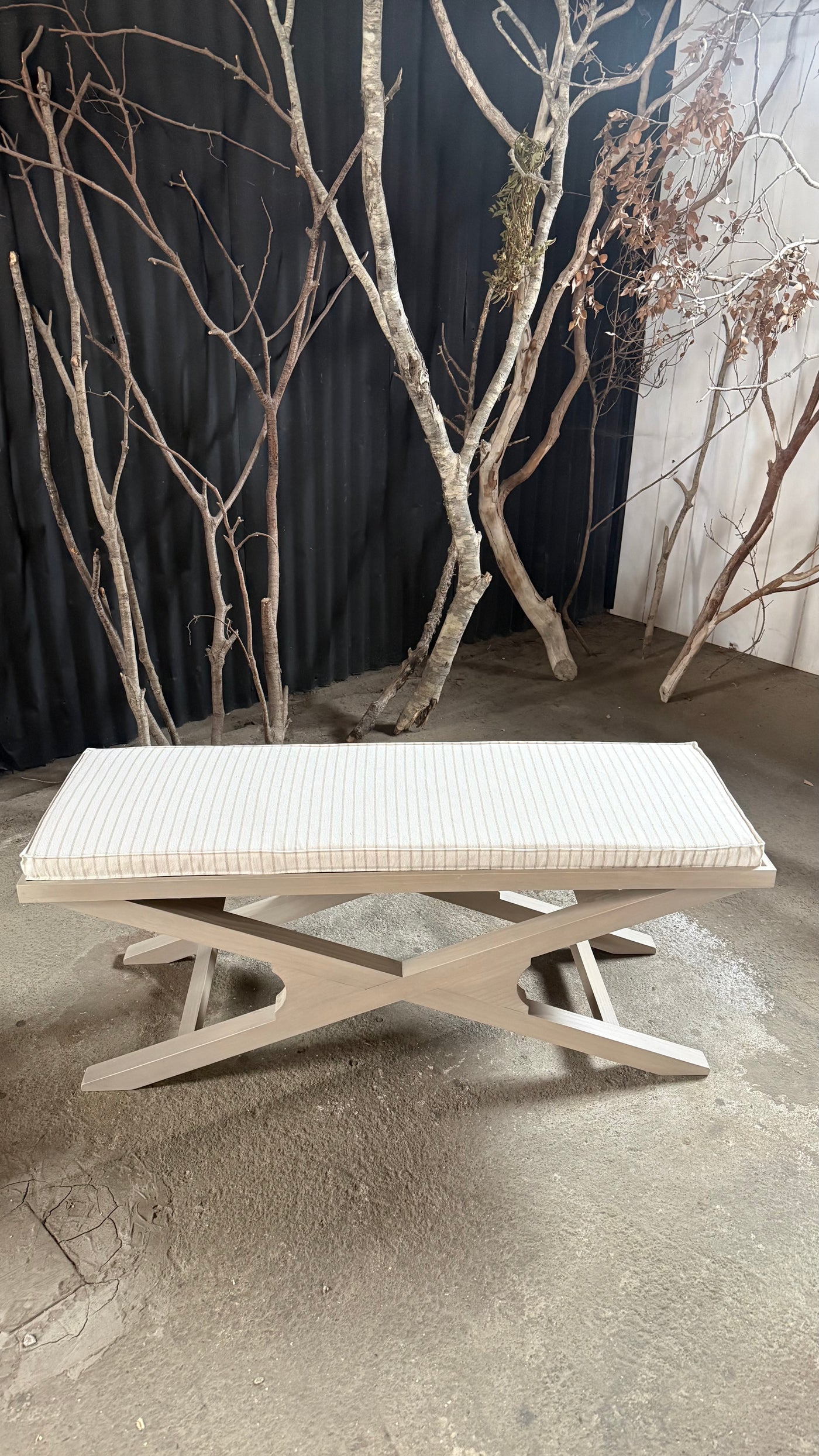Banqueta Cojín Largo — Color Blanco con Líneas Beige Pino Clear Pulido Teñido Rústico Claro 110x38x45