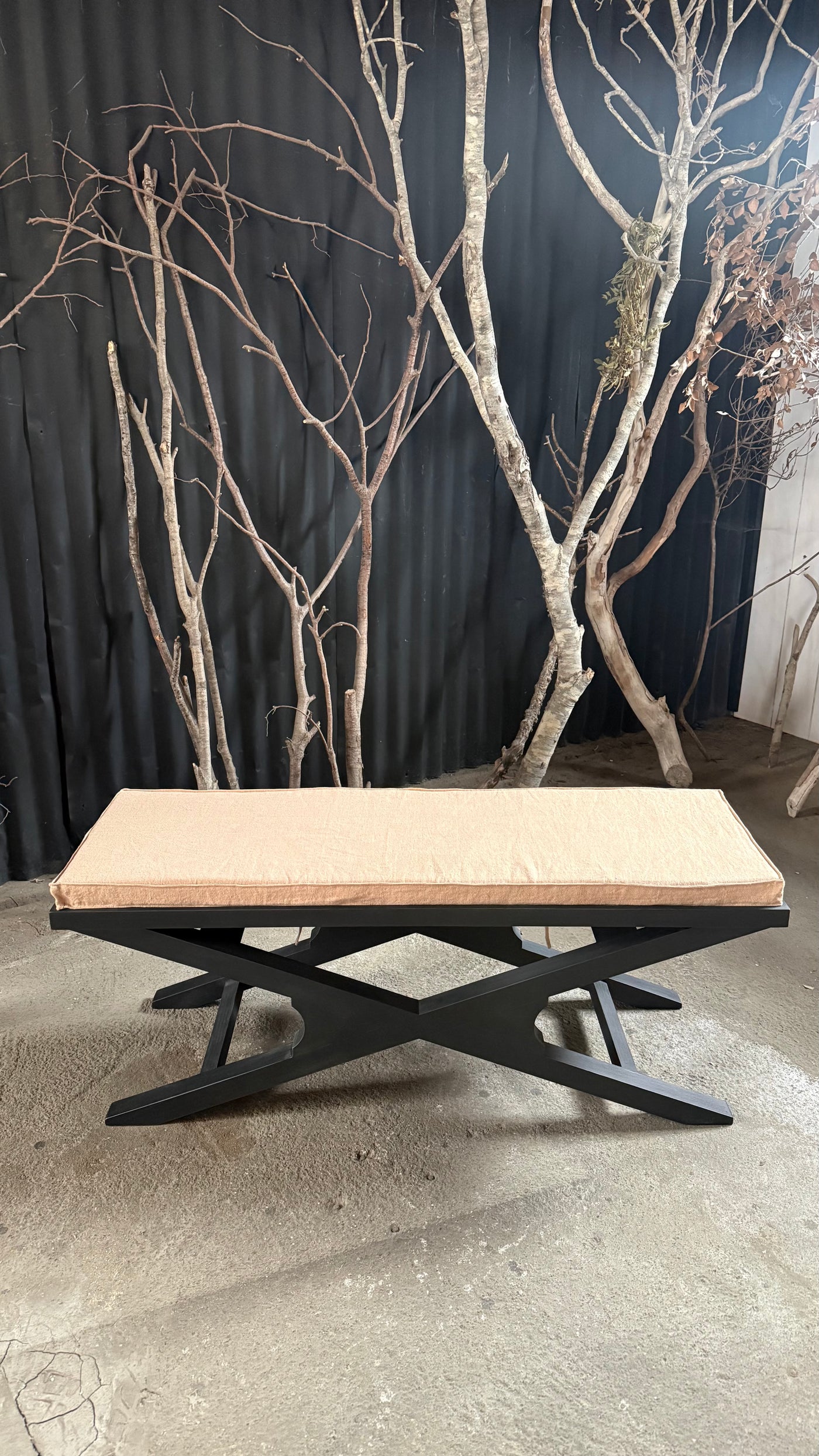Banqueta Cojín Largo — Color Caramelo Pino Clear Pulido Pátina Negra 110x38x45