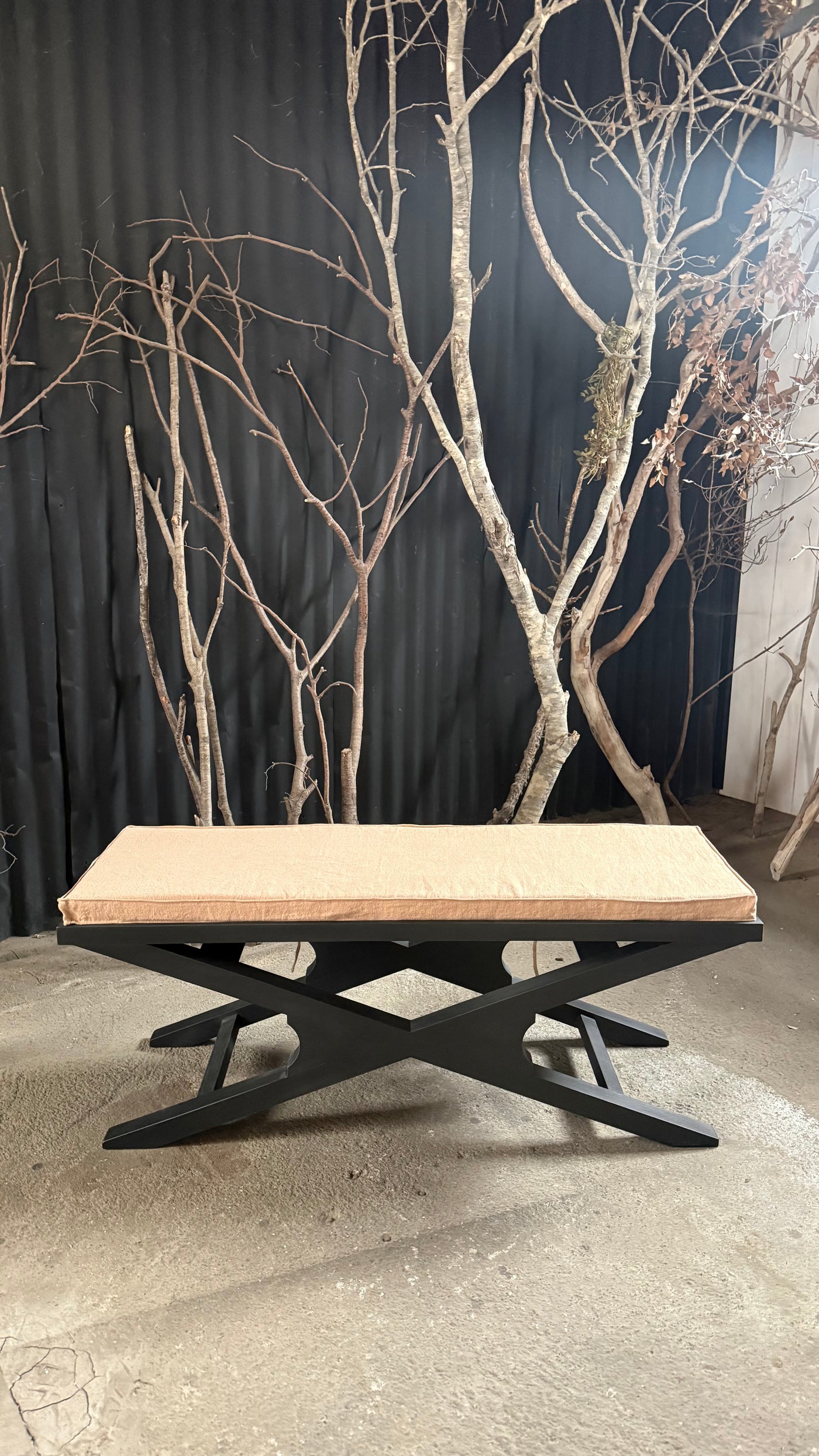 Banqueta Cojín Largo — Color Caramelo Pino Clear Pulido Pátina Negra 110x38x45