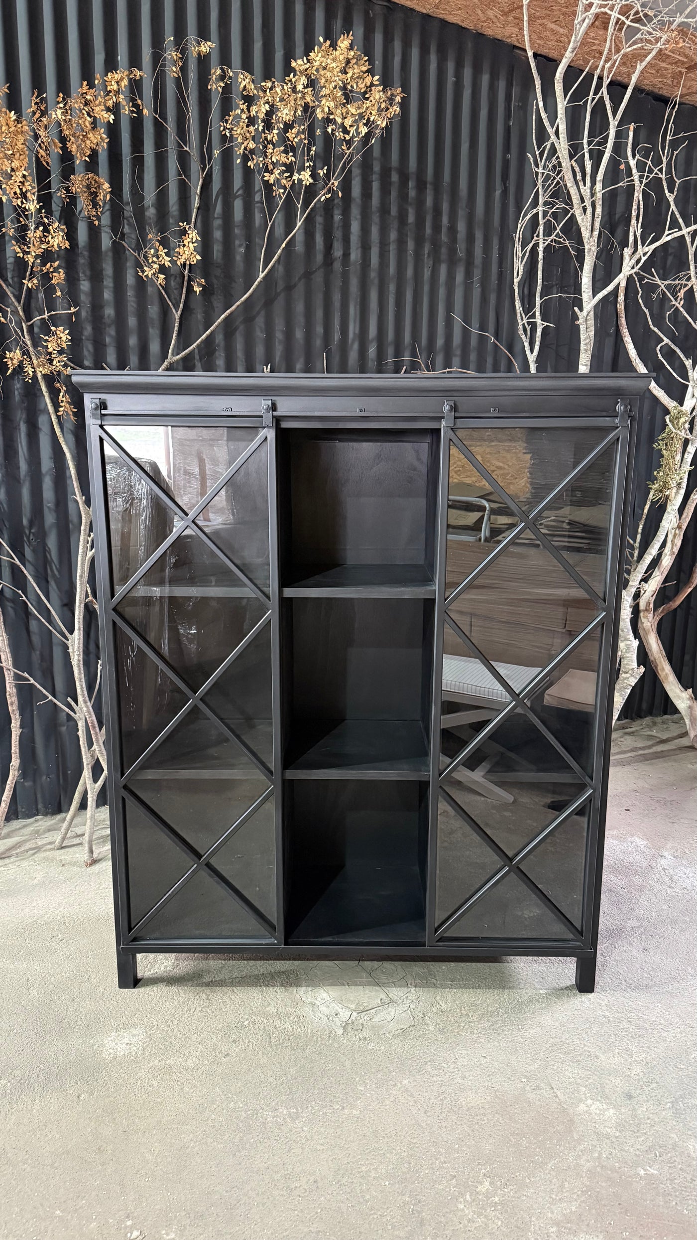 Vitrina de Fierro y Madera — Pino Clear Pulido Pátina Negra 120x40x150