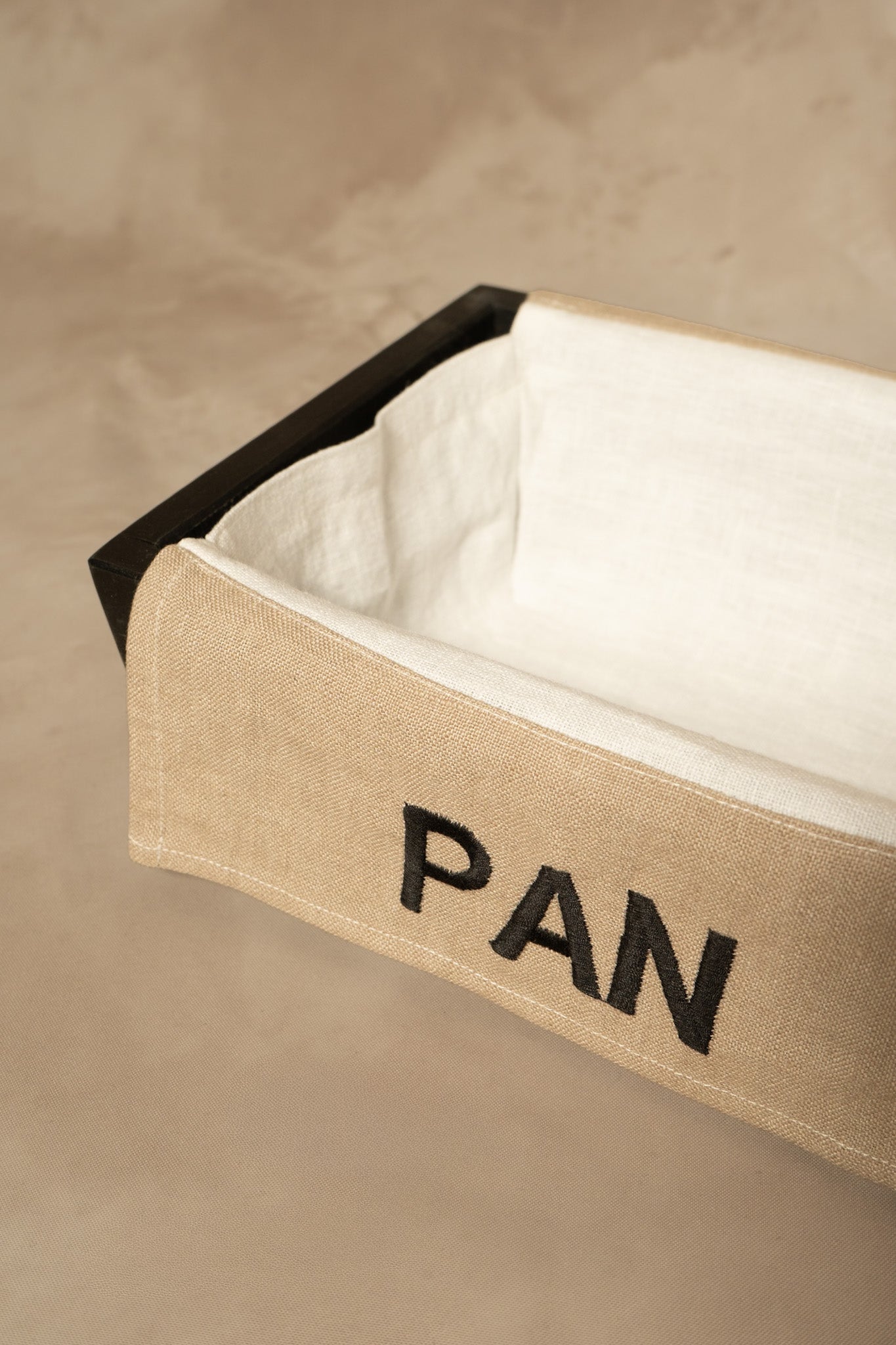 Panera - Con Funda de Lino Negro 30x20x8