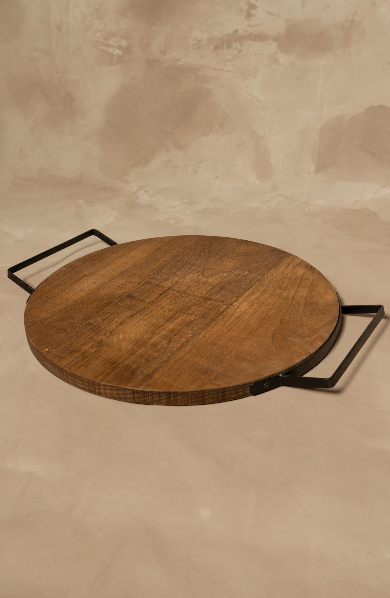 Tabla Redonda de Aperitivo con Asas de Fierro - Aserrada Teñido Café 50x42