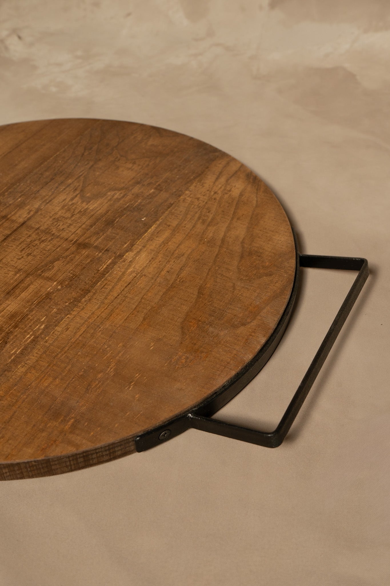 Tabla Redonda de Aperitivo con Asas de Fierro - Aserrada Teñido Café 50x42