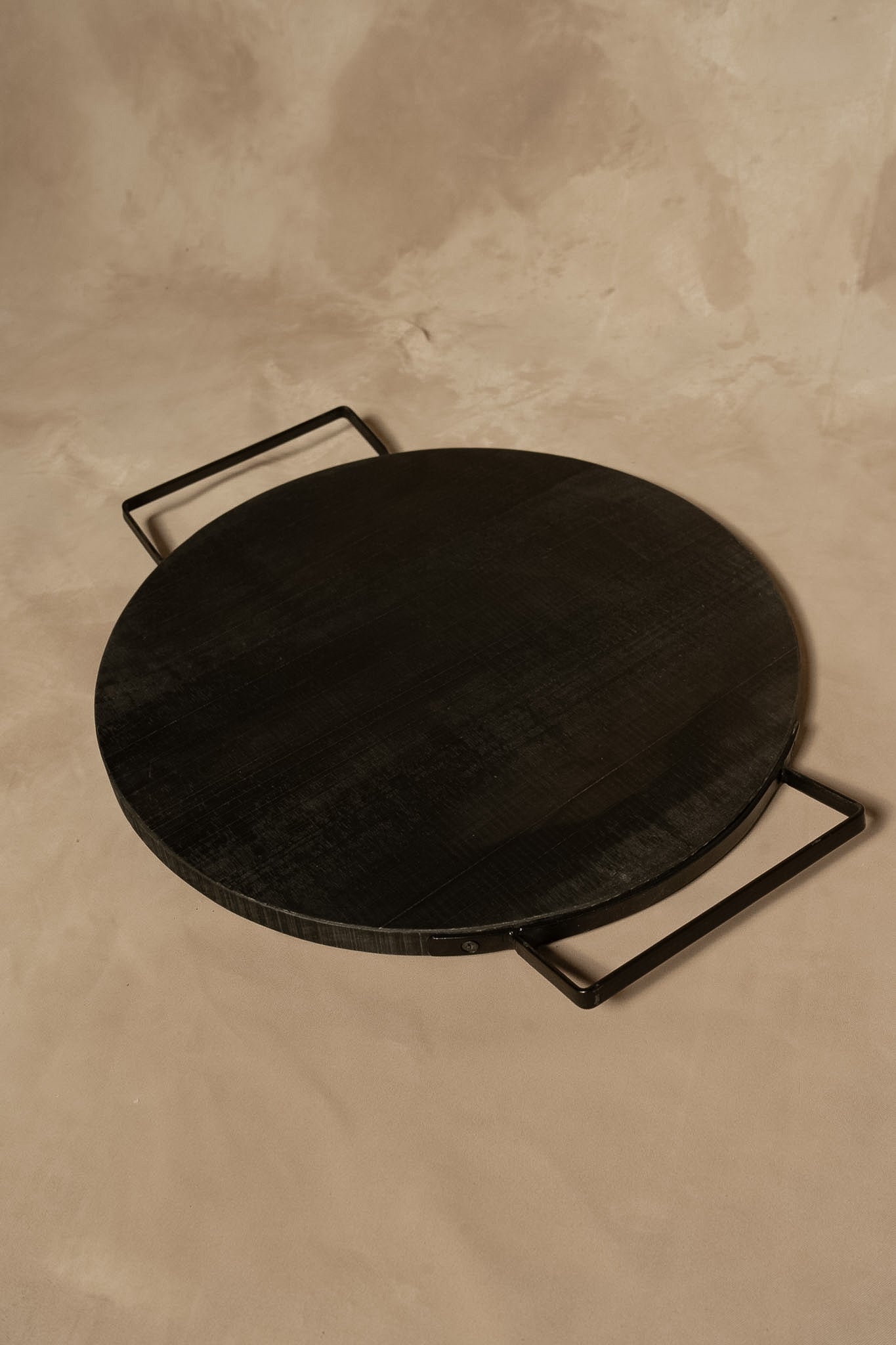 Tabla Redonda de Aperitivo con Asas de Fierro — Aserrada Pátina Negra 50x42