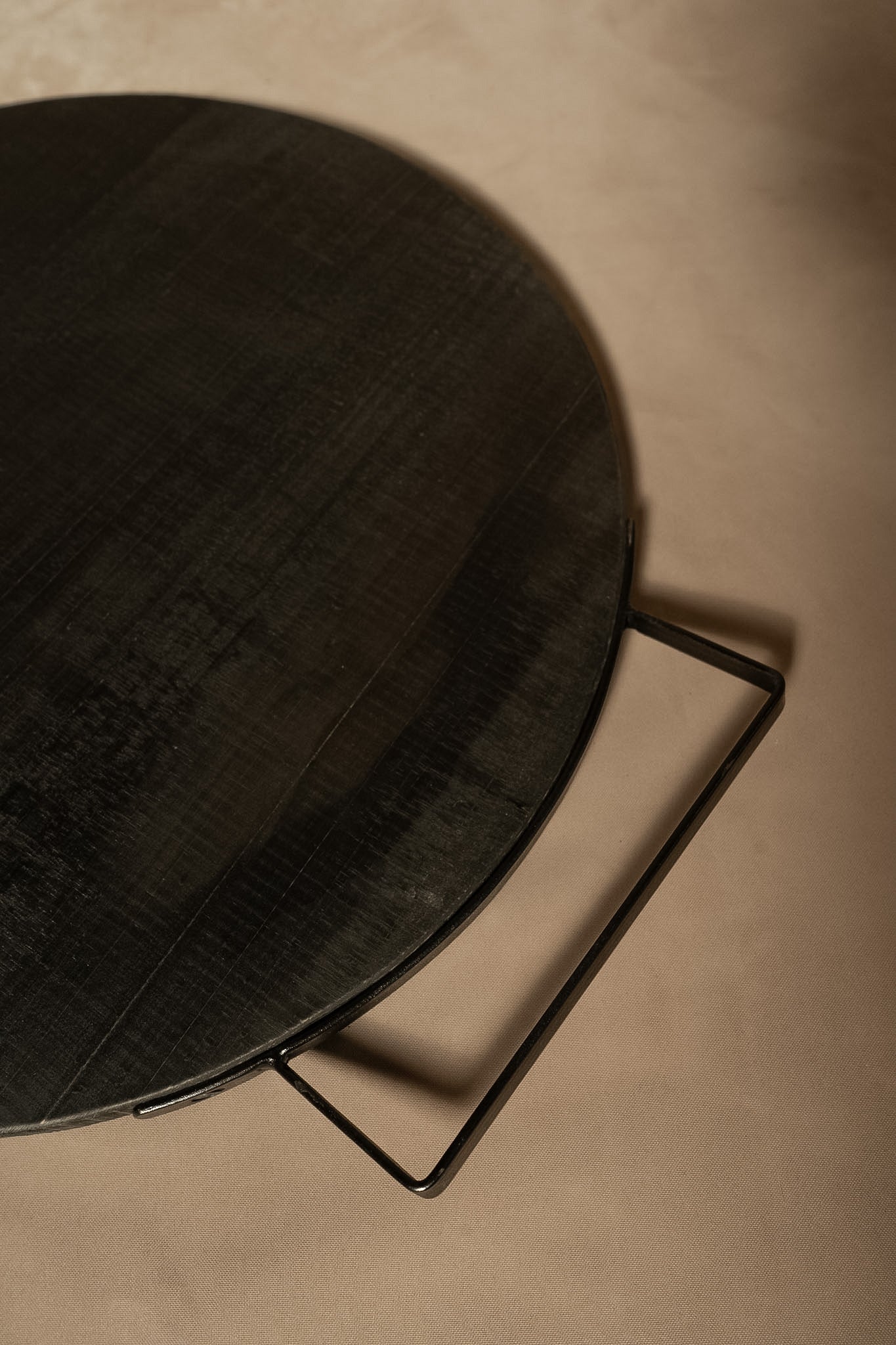 Tabla Redonda de Aperitivo con Asas de Fierro — Aserrada Pátina Negra 50x42