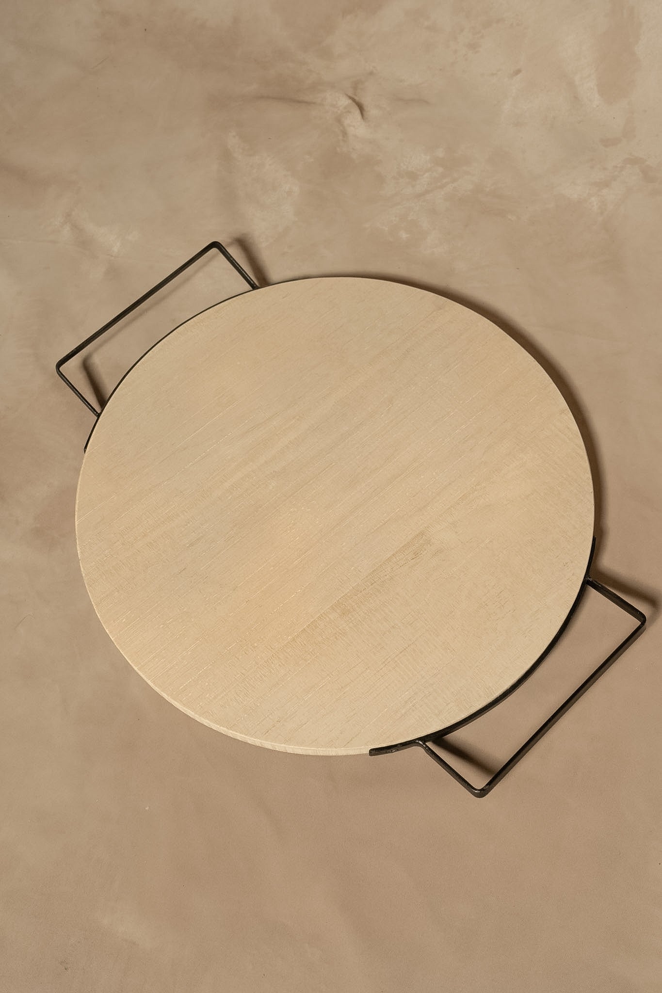 Tabla Redonda de Aperitivo con Asas de Fierro - Aserrada Pátina Clara 50x42