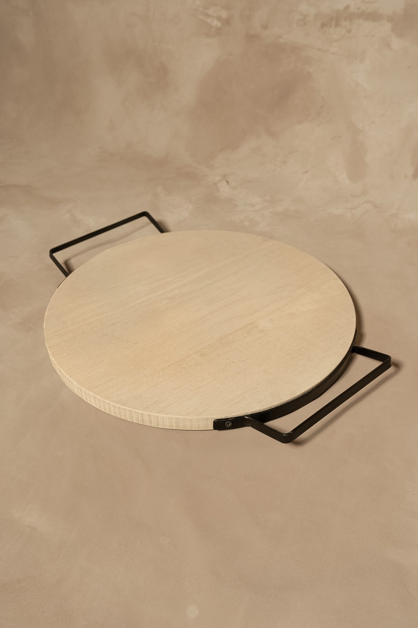 Tabla Redonda de Aperitivo con Asas de Fierro - Aserrada Pátina Clara 50x42