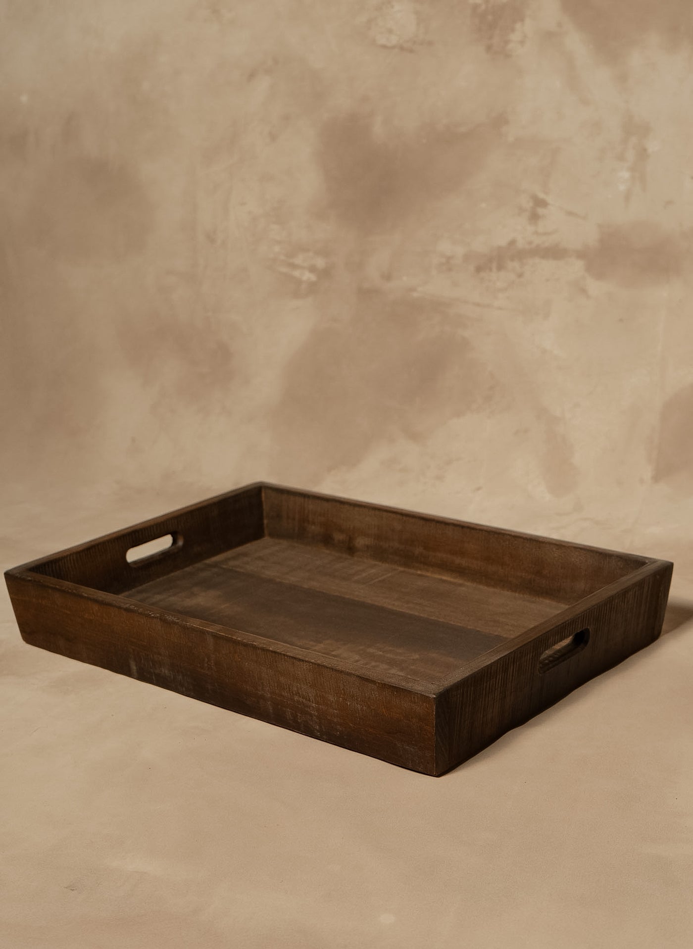 Bandeja de Trago — Pino Clear Aserrada Teñido Café 50x35x7
