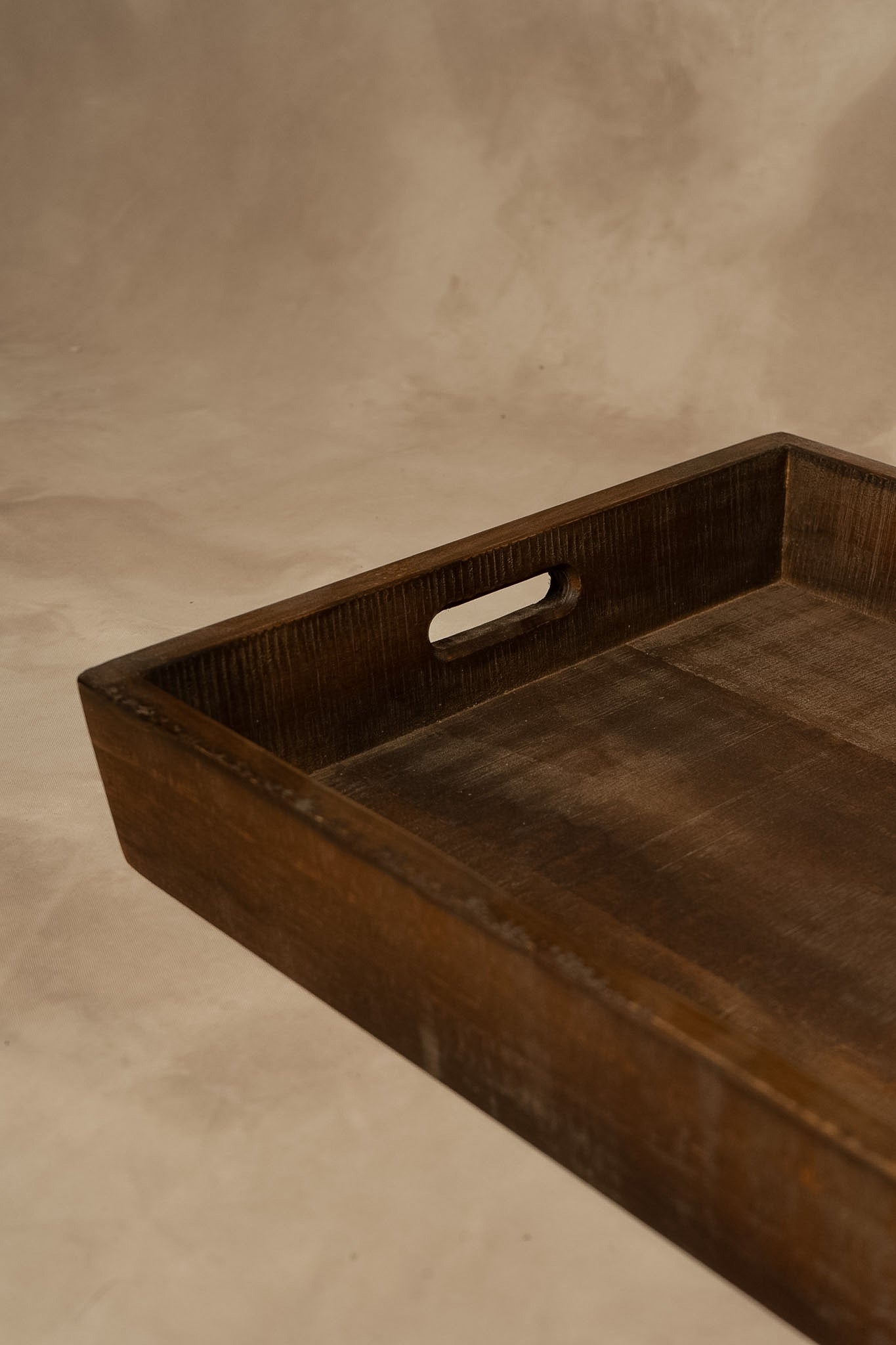 Bandeja de Trago — Pino Clear Aserrada Teñido Café 50x35x7