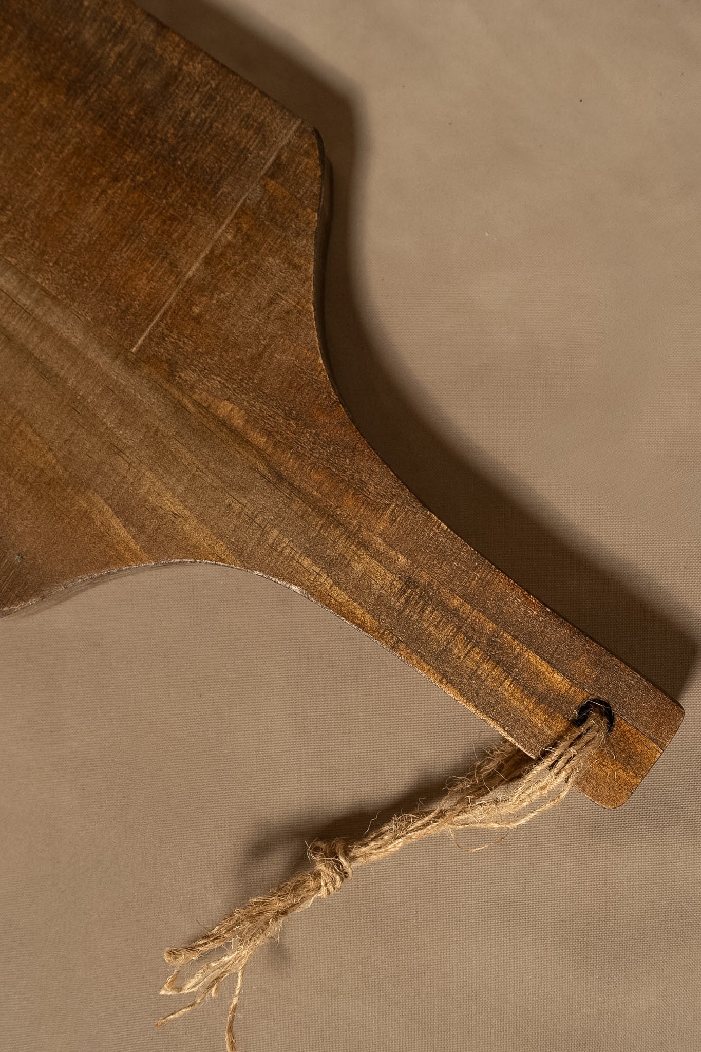 Tabla Rústica Galpón — Pino Clear Aserrada Teñido Café 60x18x2