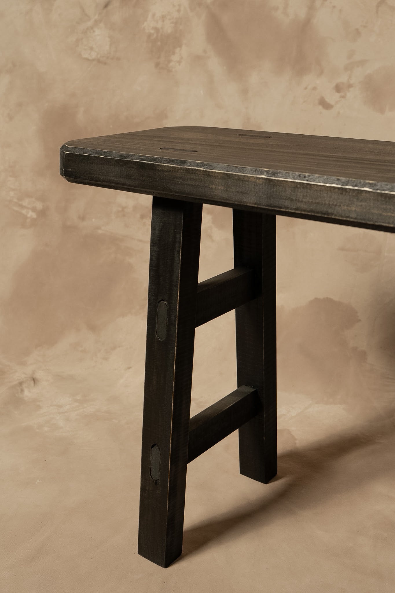Banqueta Tere — Pino Clear Aserrado Pátina Negra 100x23x45