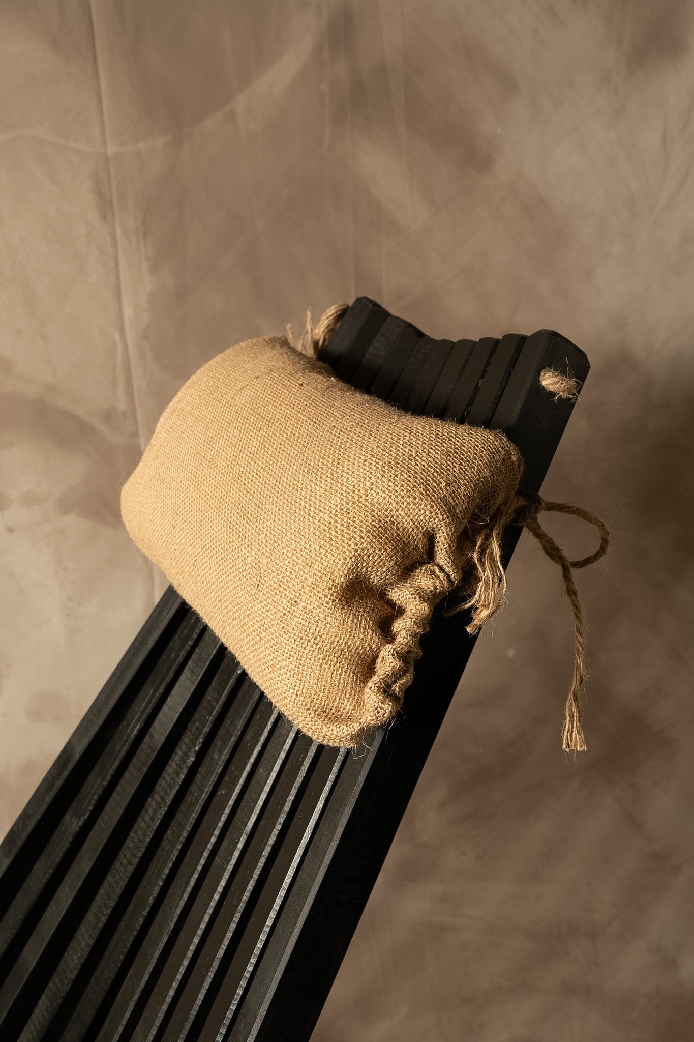 Silla Jesuita — Con Cojín Pátina Negra 50x31x140
