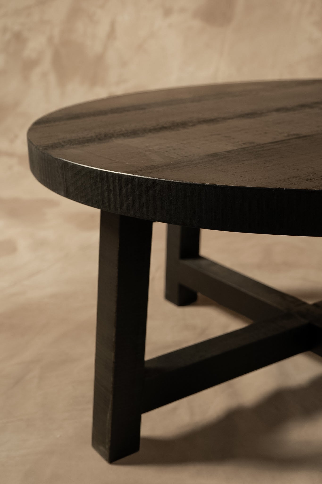 Mesa de Centro Redonda — Pino Clear Aserrada Pátina Negra 70x70x35