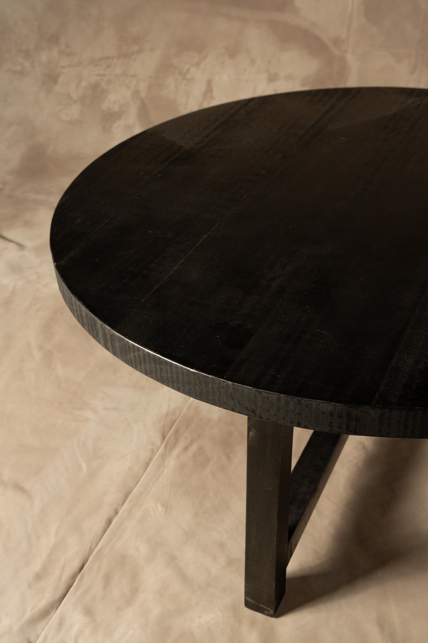 Mesa de Centro Redonda - Pino Clear Aserrada Pátina Negra 90x90x40