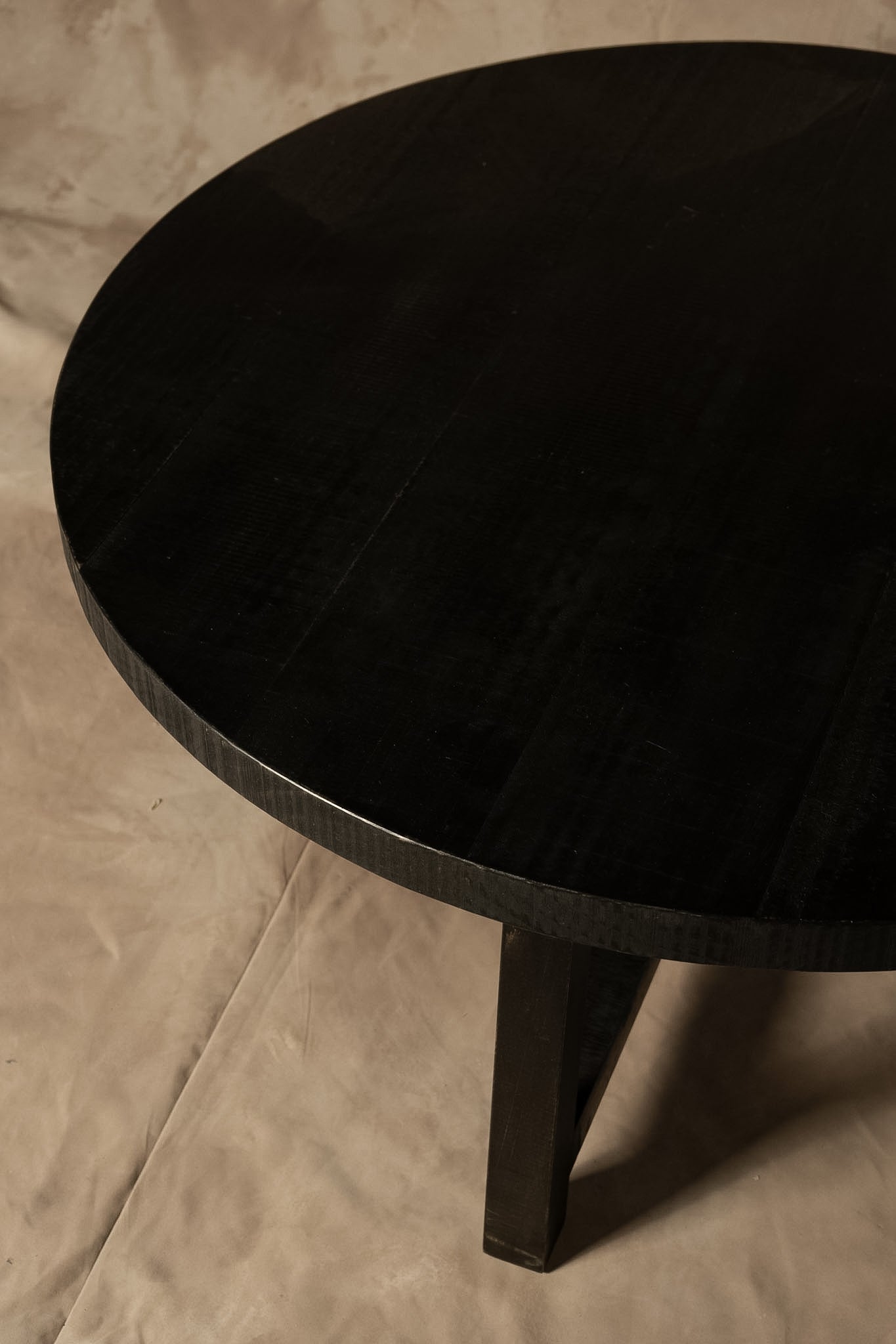 Mesa de Centro Redonda - Pino Clear Aserrada Pátina Negra 90x90x40