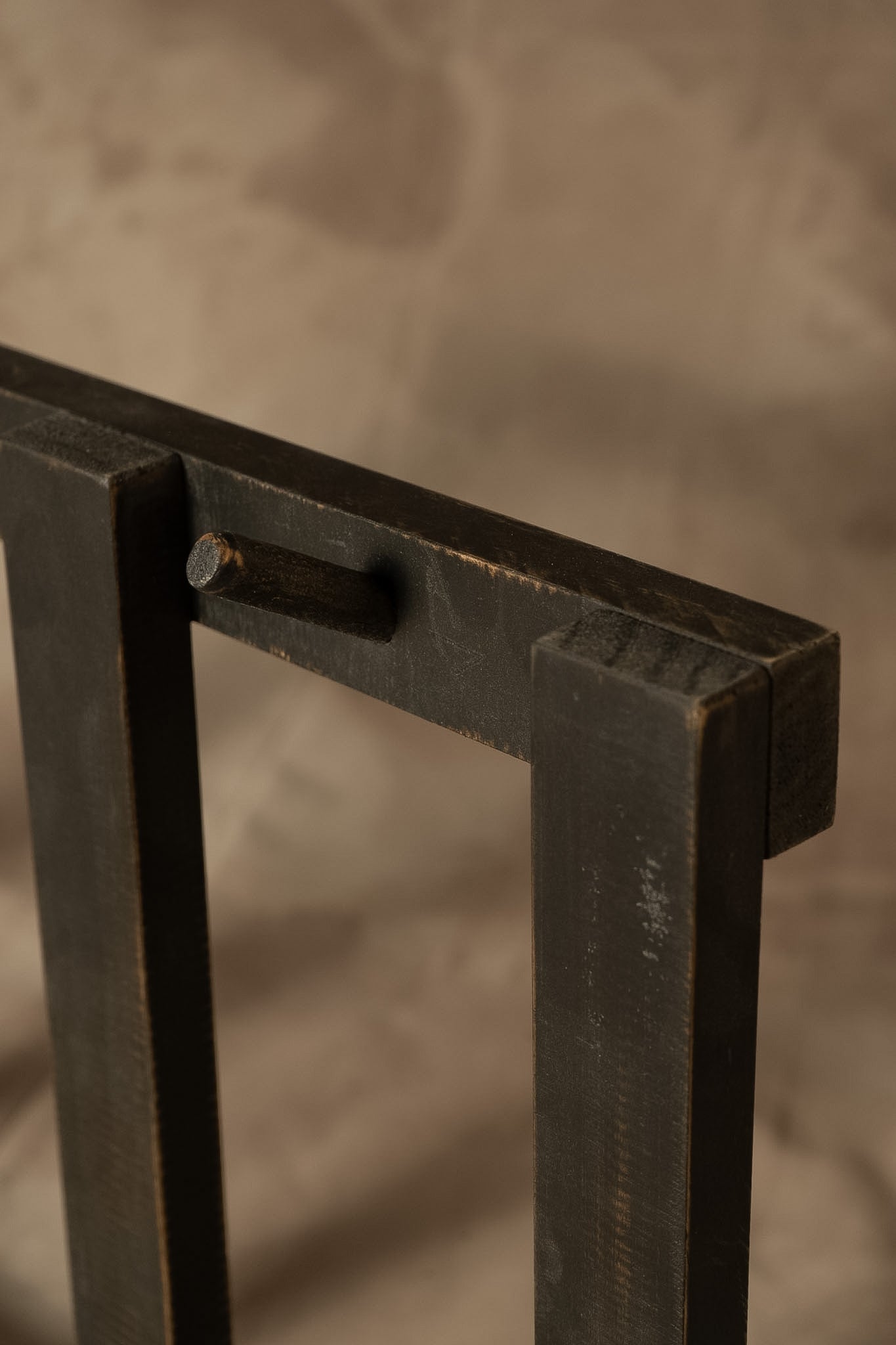 Percha Sol — Pino Clear Aserrado Pátina Negra 70x6x40