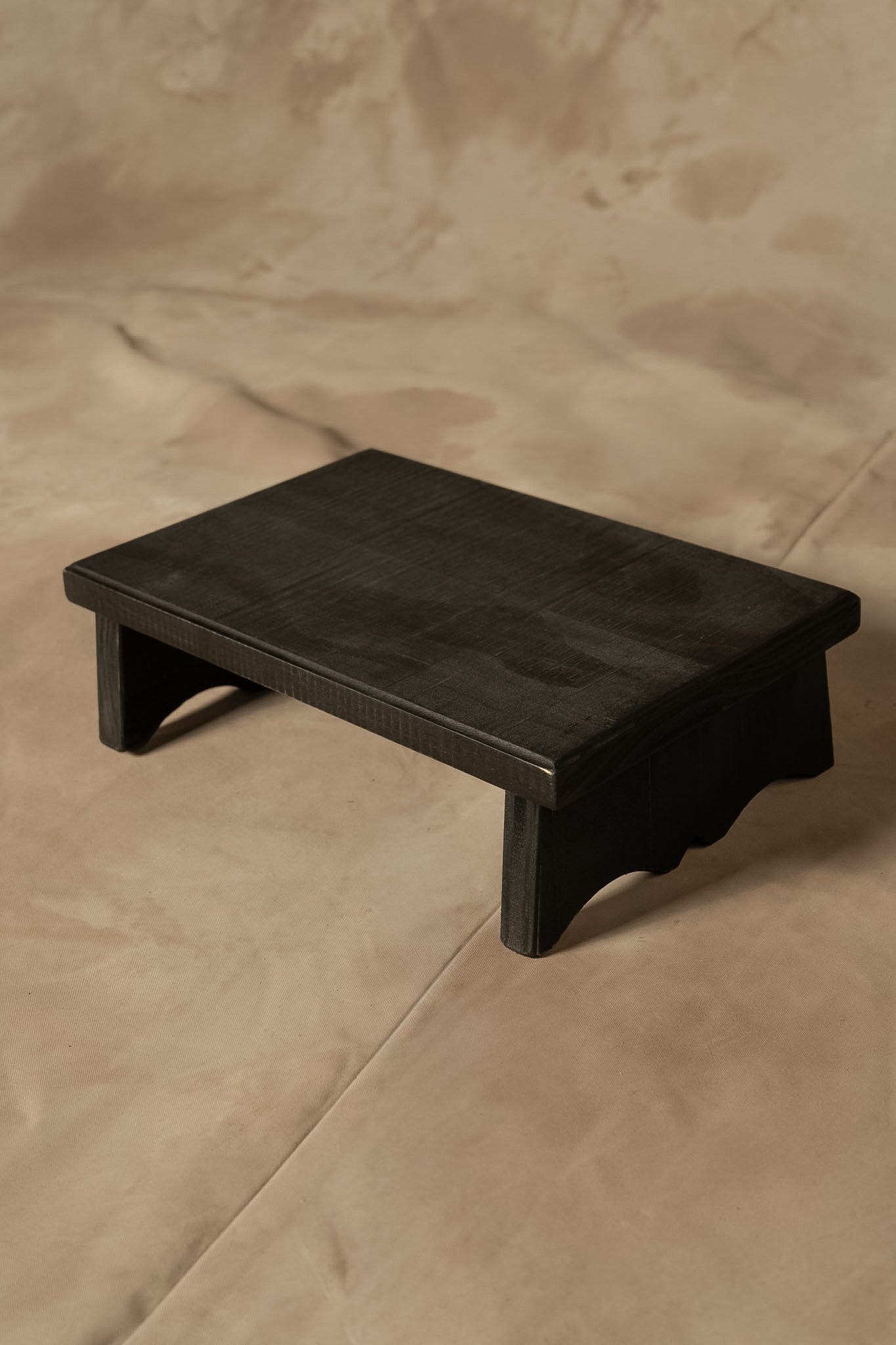 Tarima Rústica - Pino Clear Aserrado Pátina Negra Tamaño Extra Chico 30x20x8