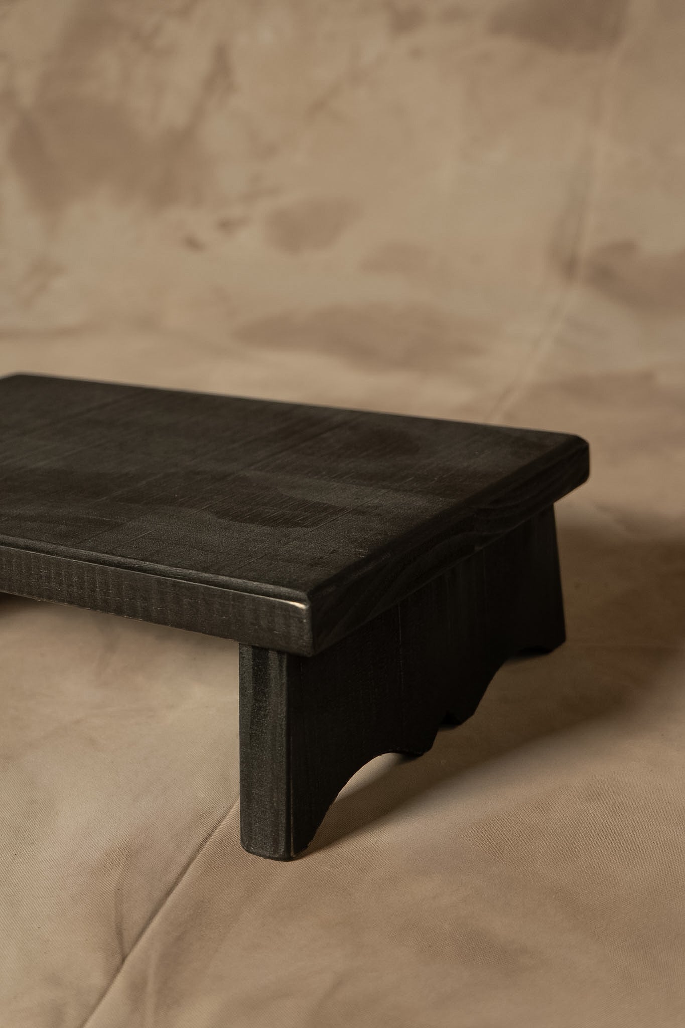 Tarima Rústica — Pino Clear Aserrado Pátina Negra Tamaño Extra Chico 30x20x8