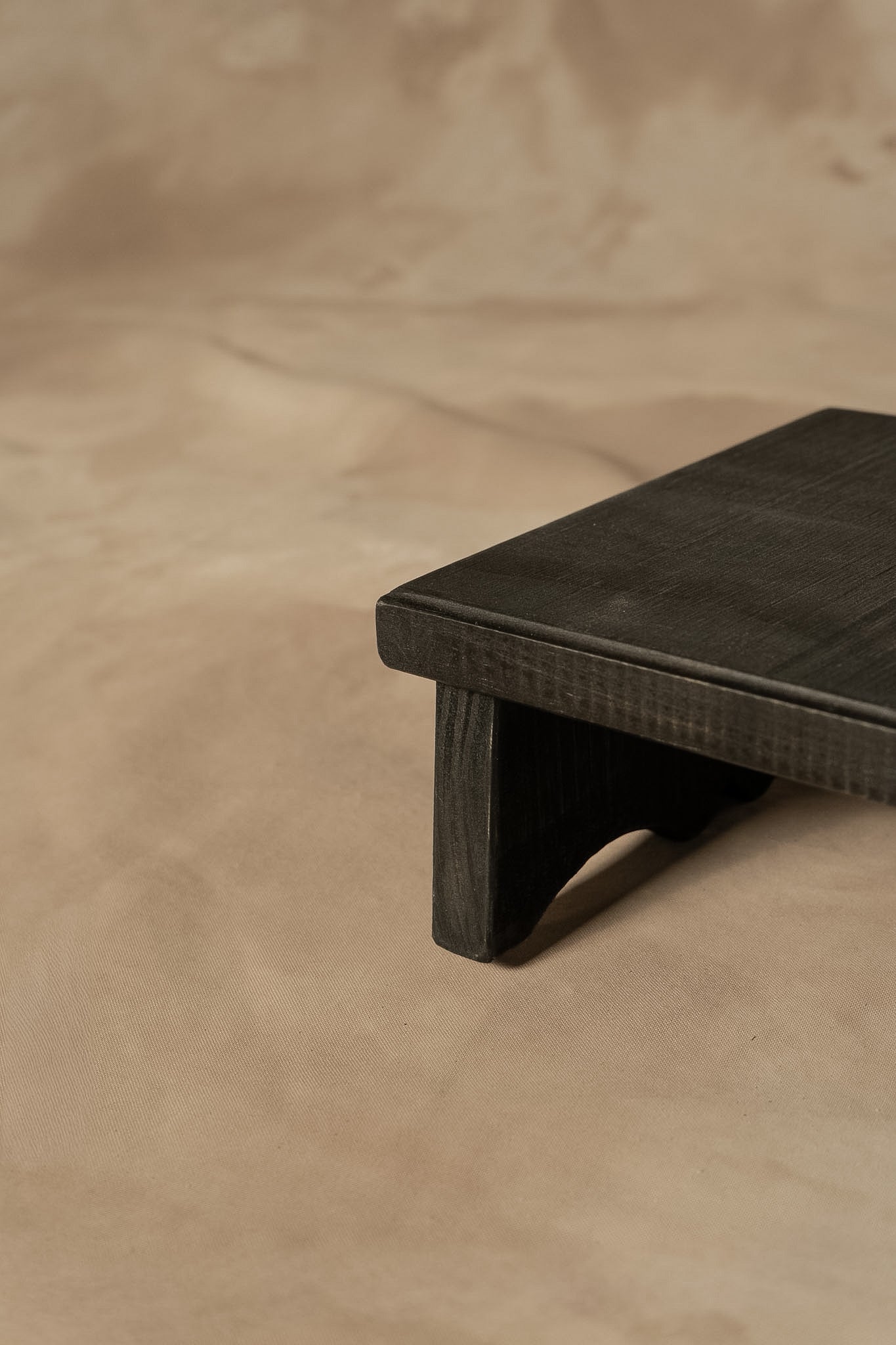 Tarima Rústica — Pino Clear Aserrado Pátina Negra Tamaño Extra Chico 30x20x8