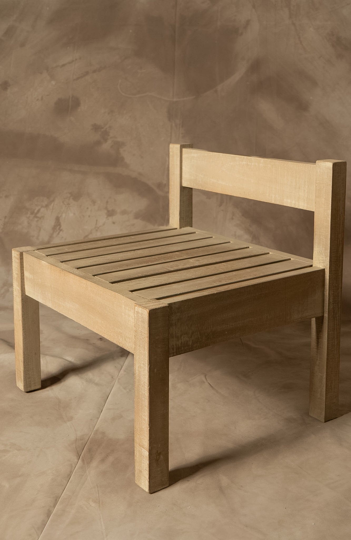 Silla Baja con Respaldo — Diseño 2 Pino Clear Teñido Rústico Aserrada Gris Beige Oscuro Envejecido 50x45x50