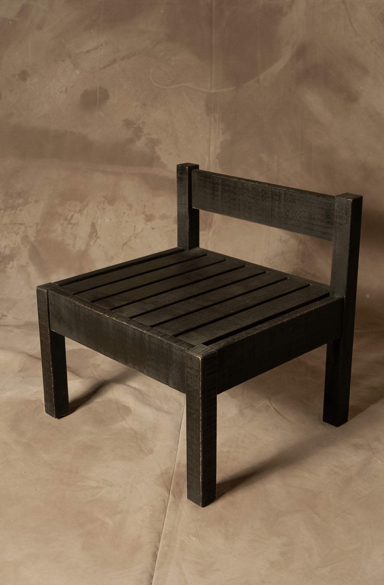 Silla Baja con Respaldo - Diseño 2 Pino Clear Aserrada Pátina Negra 50x45x50