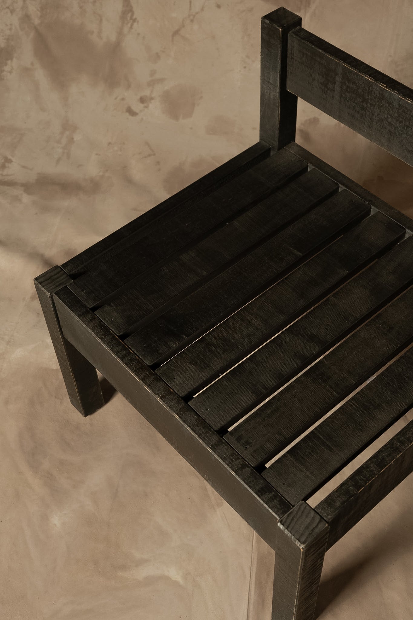 Silla Baja con Respaldo - Diseño 2 Pino Clear Aserrada Pátina Negra 50x45x50