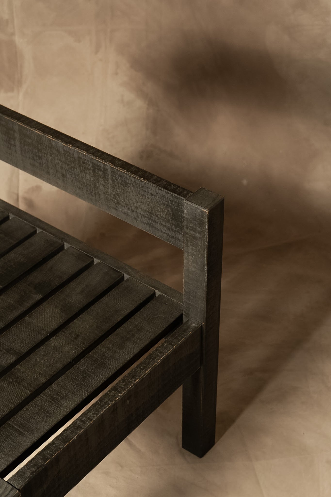 Silla Baja con Respaldo — Diseño 2 Pino Clear Aserrada Pátina Negra 50x45x50