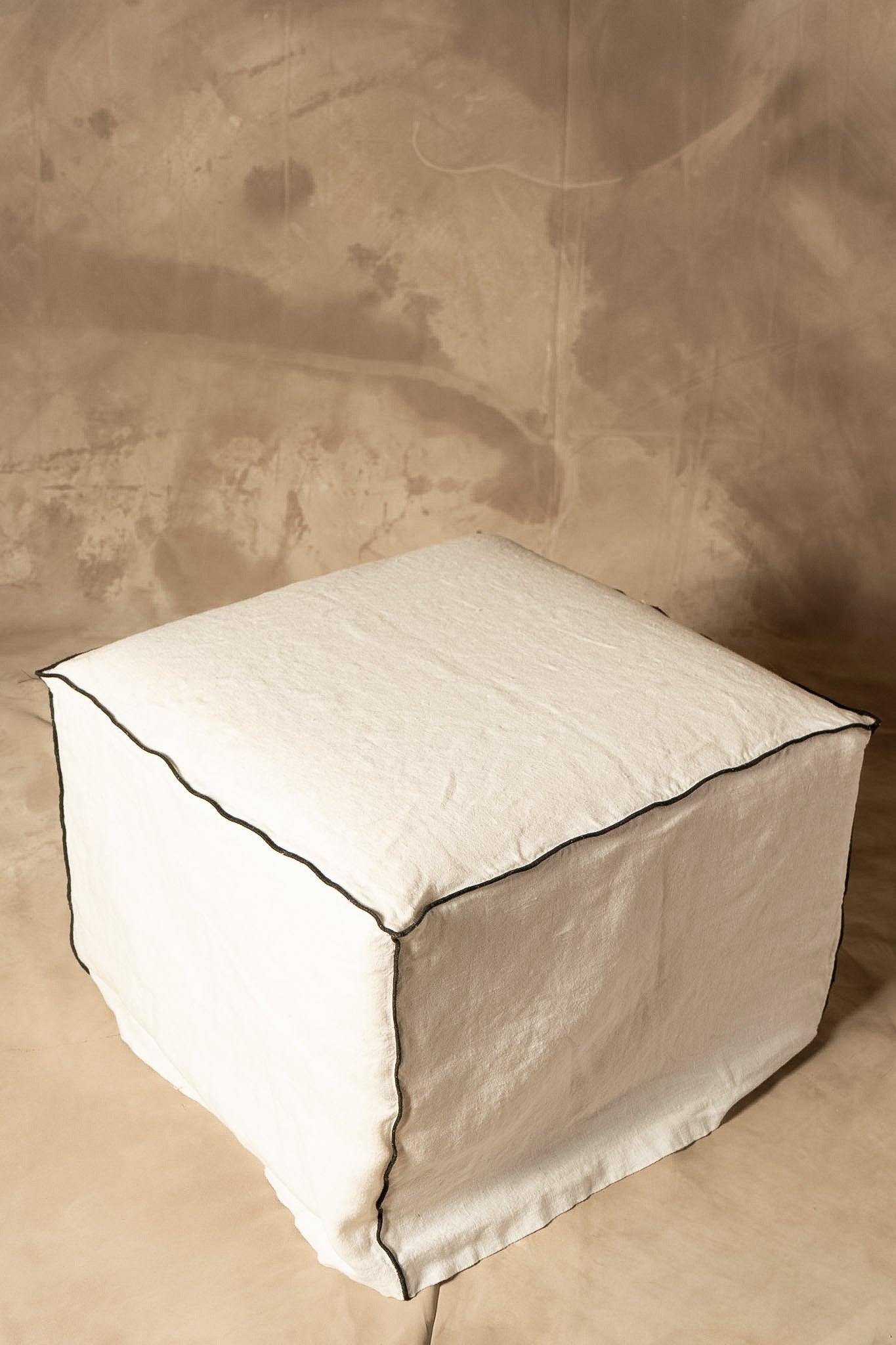 Puff con Funda de Lino - Borde Negro Diseno de Borde Blanco 50x50x40