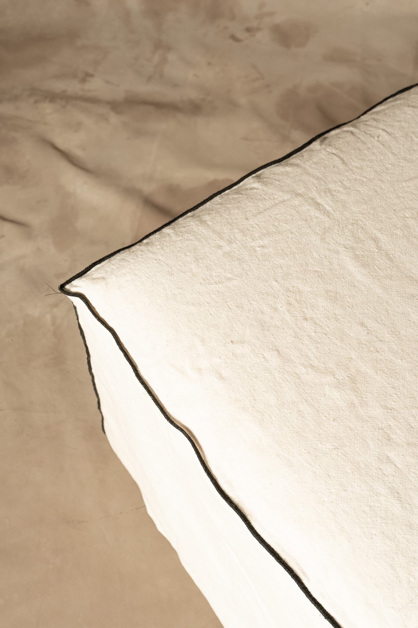 Puff con Funda de Lino - Borde Negro Diseno de Borde Blanco 50x50x40