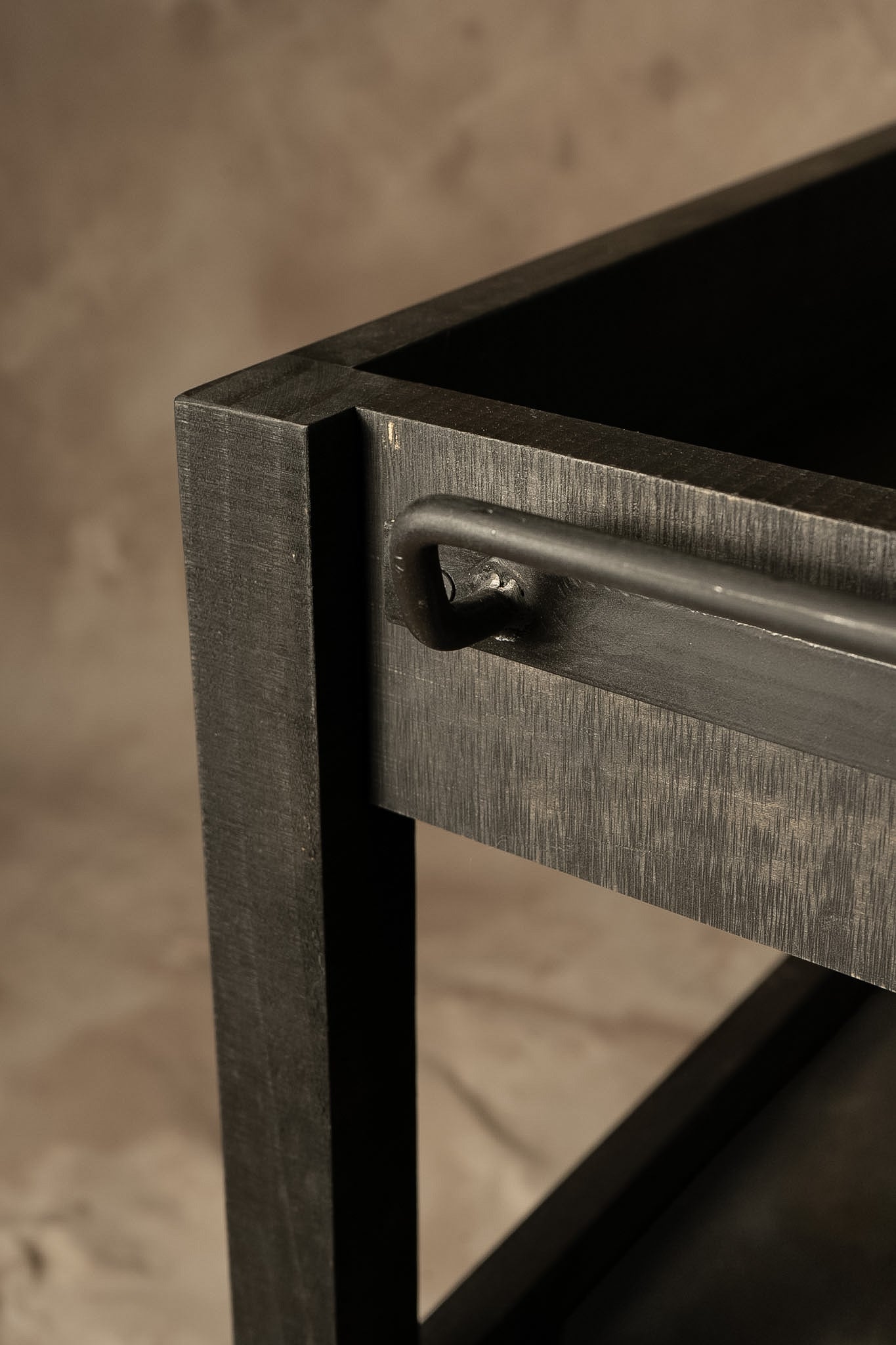 Carro Bar — Pino Clear Aserrado Pátina Negra Tamaño Grande 85x45x75