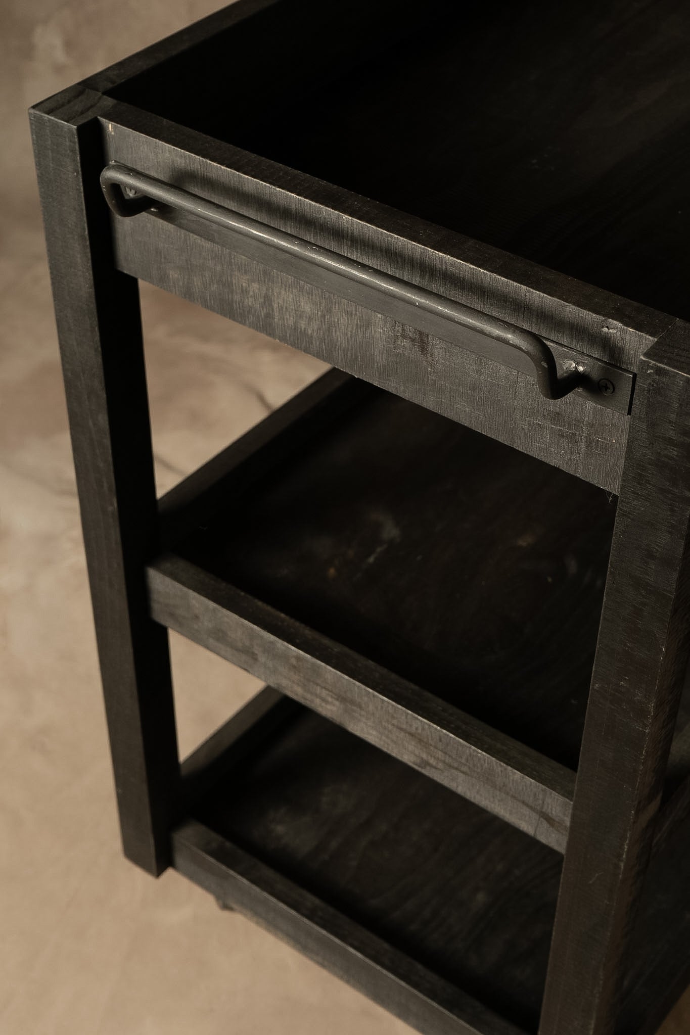 Carro Bar — Pino Clear Aserrado Pátina Negra Tamaño Grande 85x45x75