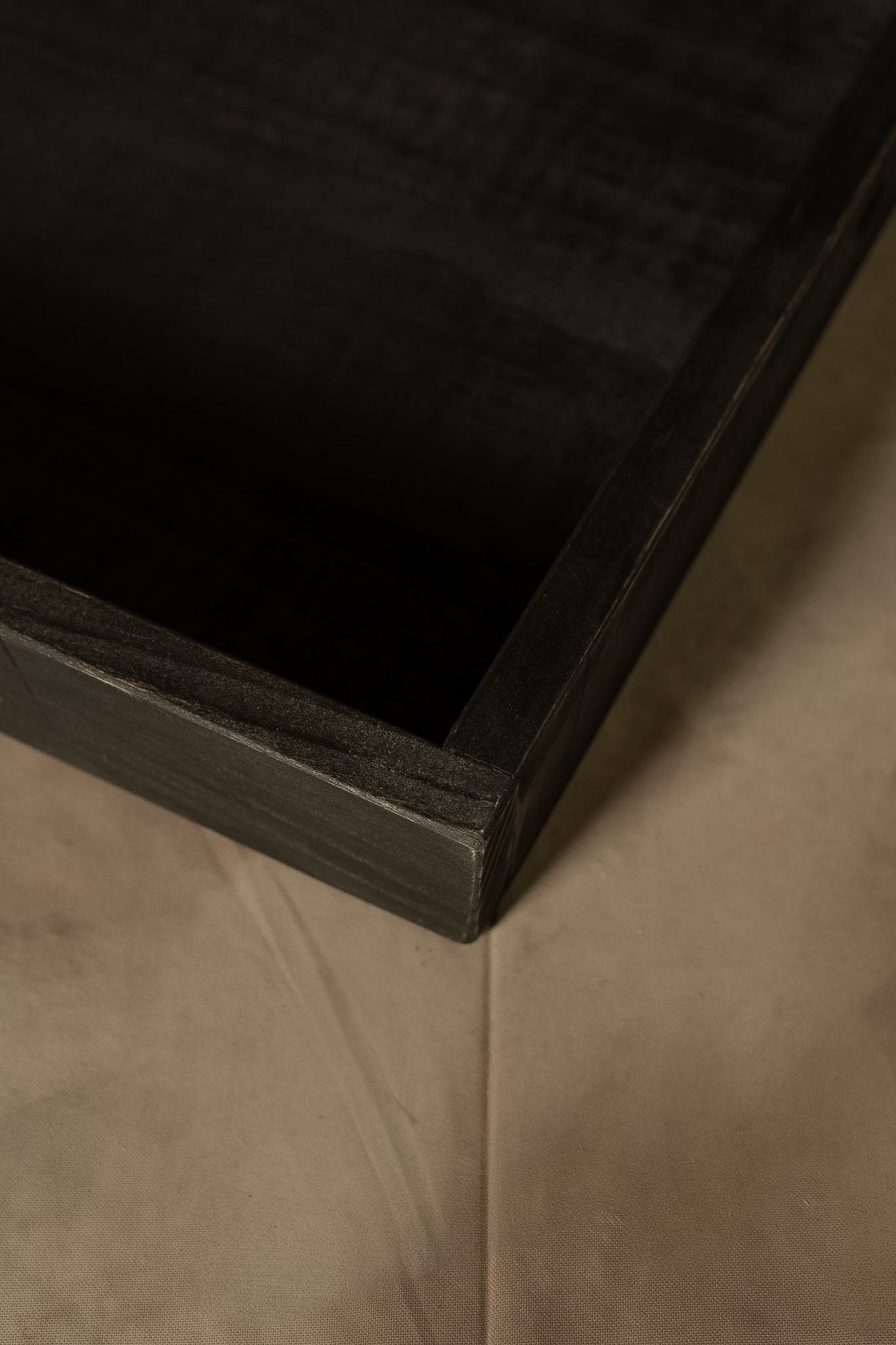 Bandeja de Trago — Pino Clear Aserrada Pátina Negra 60x35x7