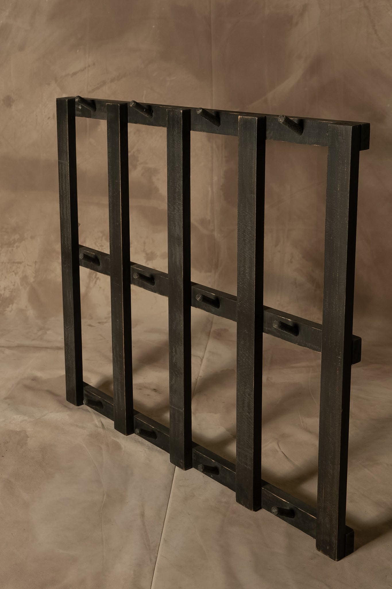 Percha Sol — Pino Clear Aserrado Pátina Negra 70x70